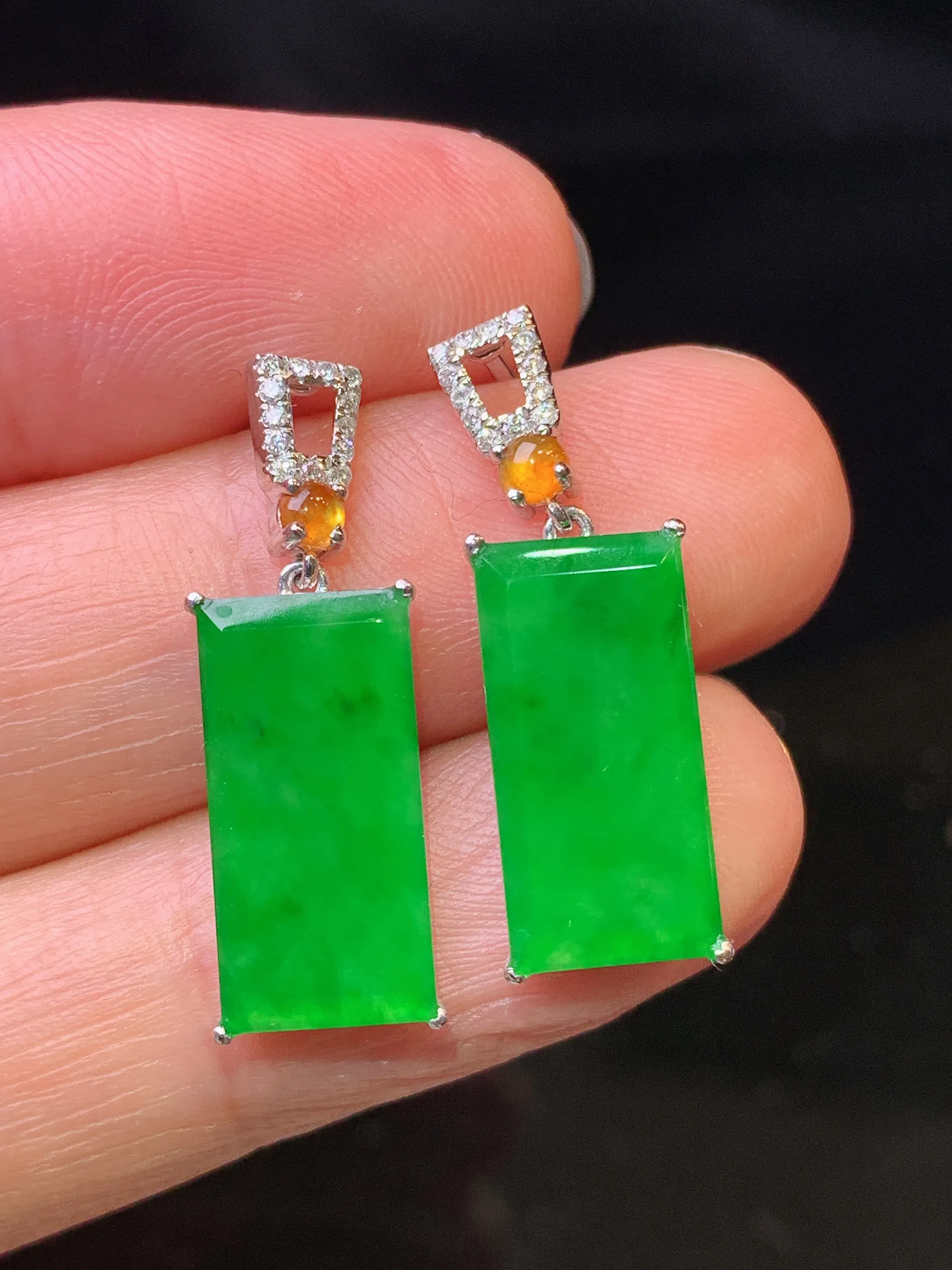 18金钻镶嵌满绿无事牌耳坠 玉质细腻 色泽清新艳丽 整体尺寸24.5*7.6*2