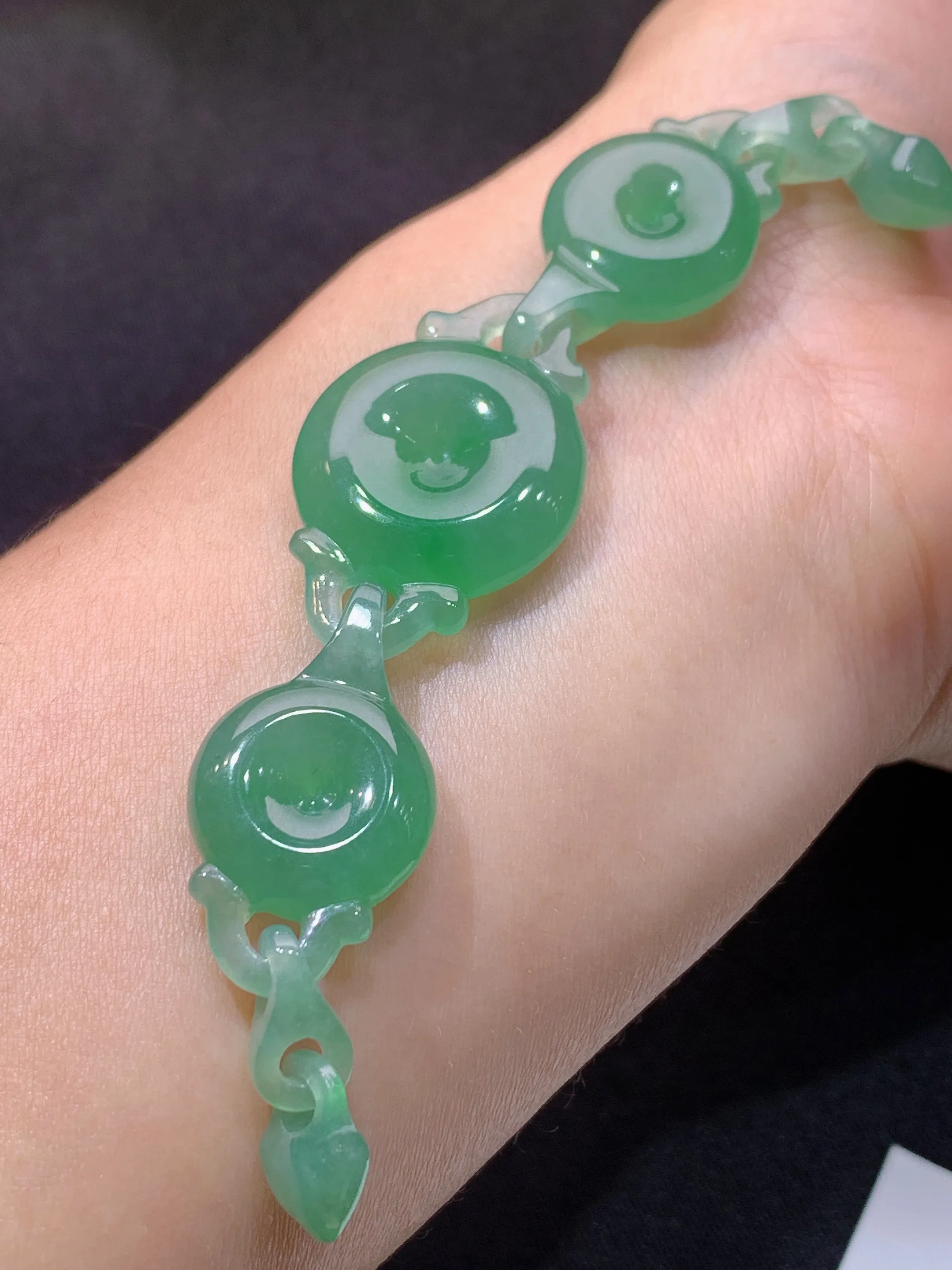 晴绿平安扣手牌 玉质细腻 色泽清新艳丽 整体尺寸108*20*5.7