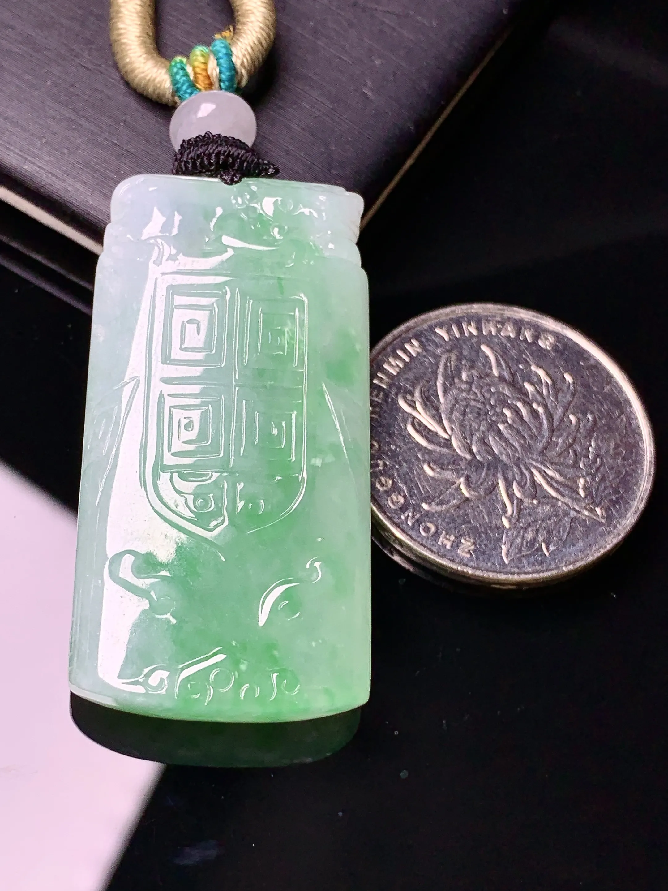 飘绿仿古牌吊坠 玉质细腻 色泽清新艳丽 整体尺寸41.2*21.2*6.8