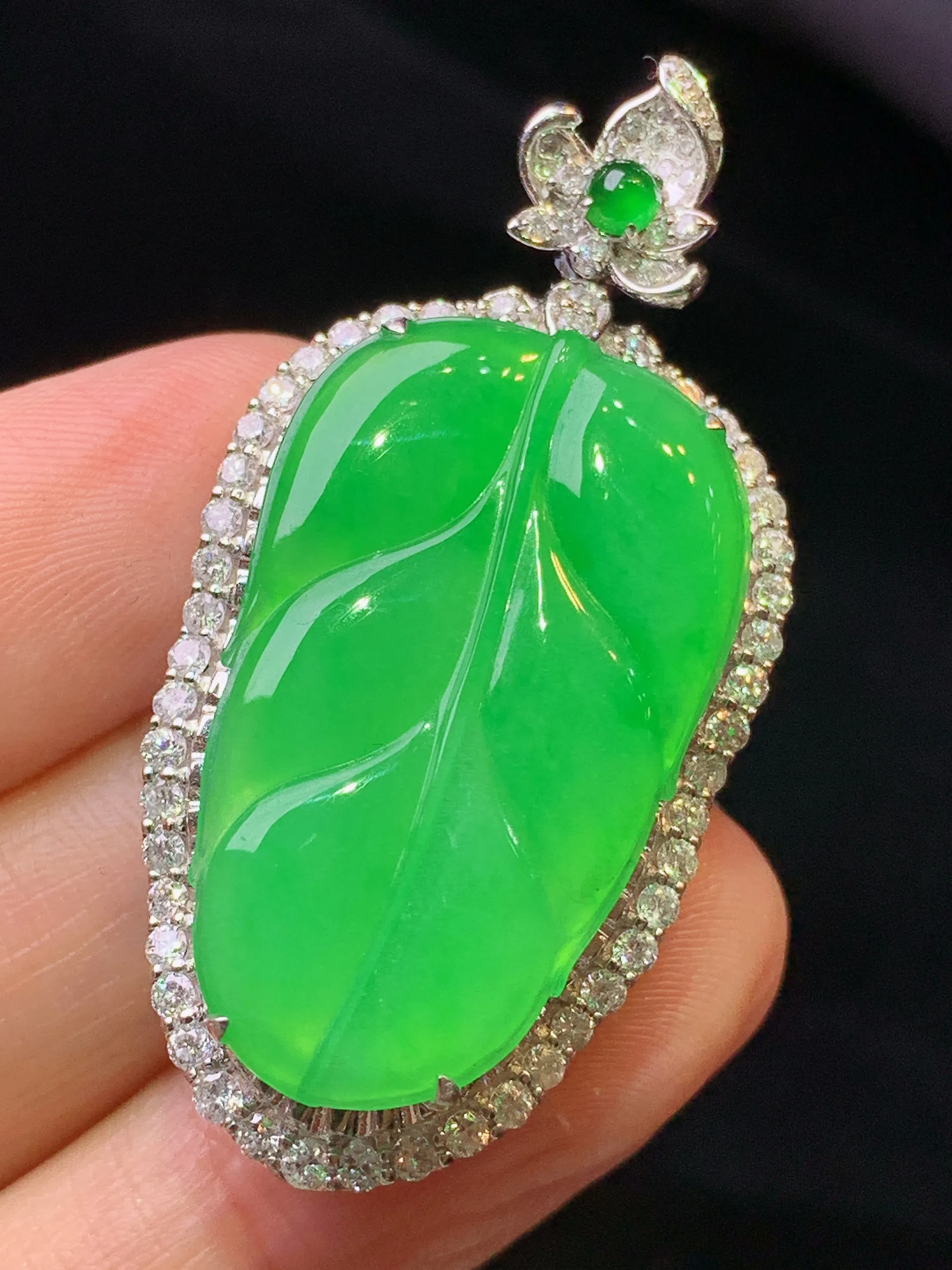 18金钻镶嵌翠绿树叶吊坠 玉质细腻 色泽清新艳丽 整体尺寸44.2*22*10.2