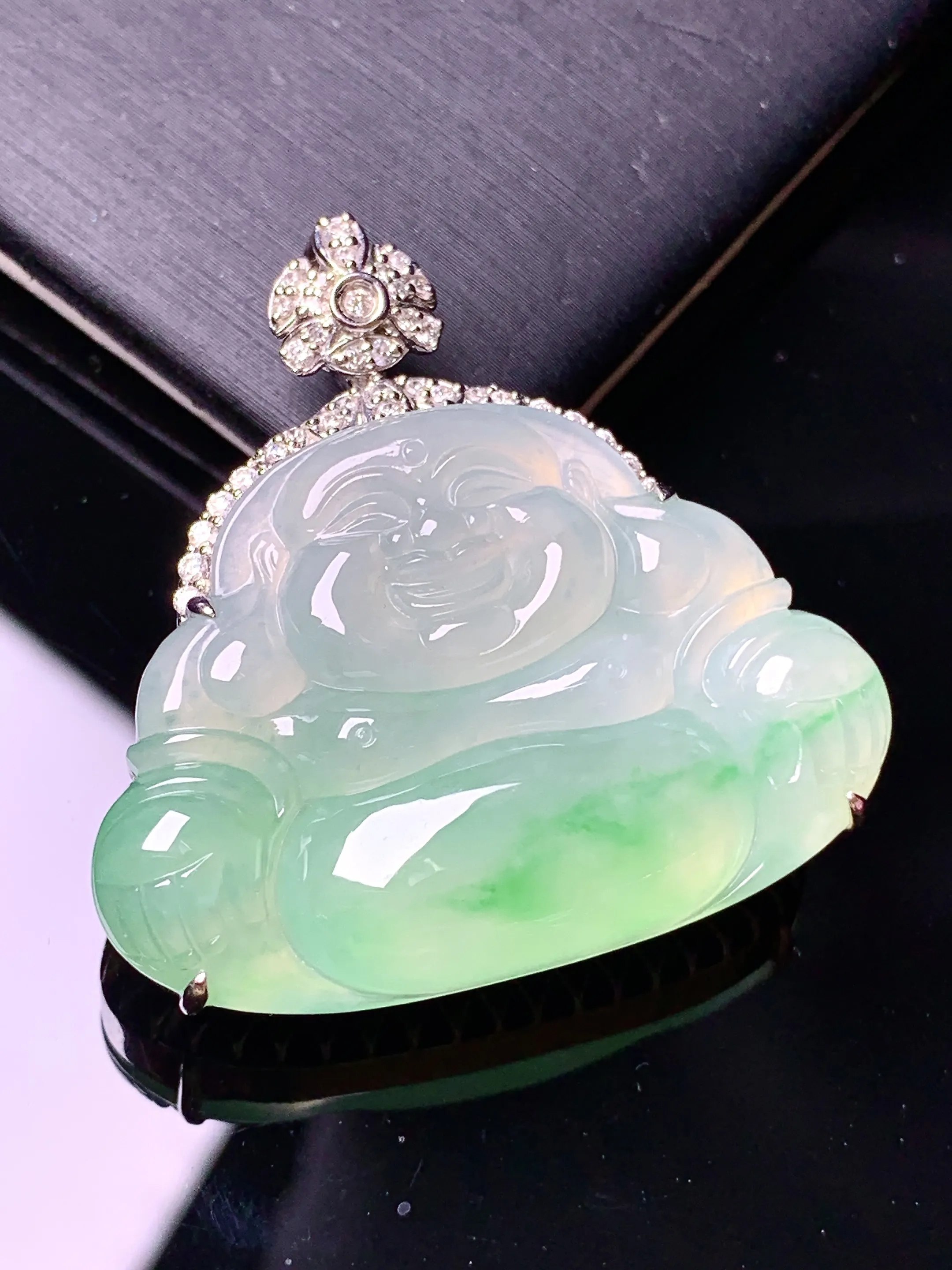 18金钻镶嵌飘绿佛公吊坠 玉质细腻 色泽清新艳丽 整体尺寸36*35.7*12.3