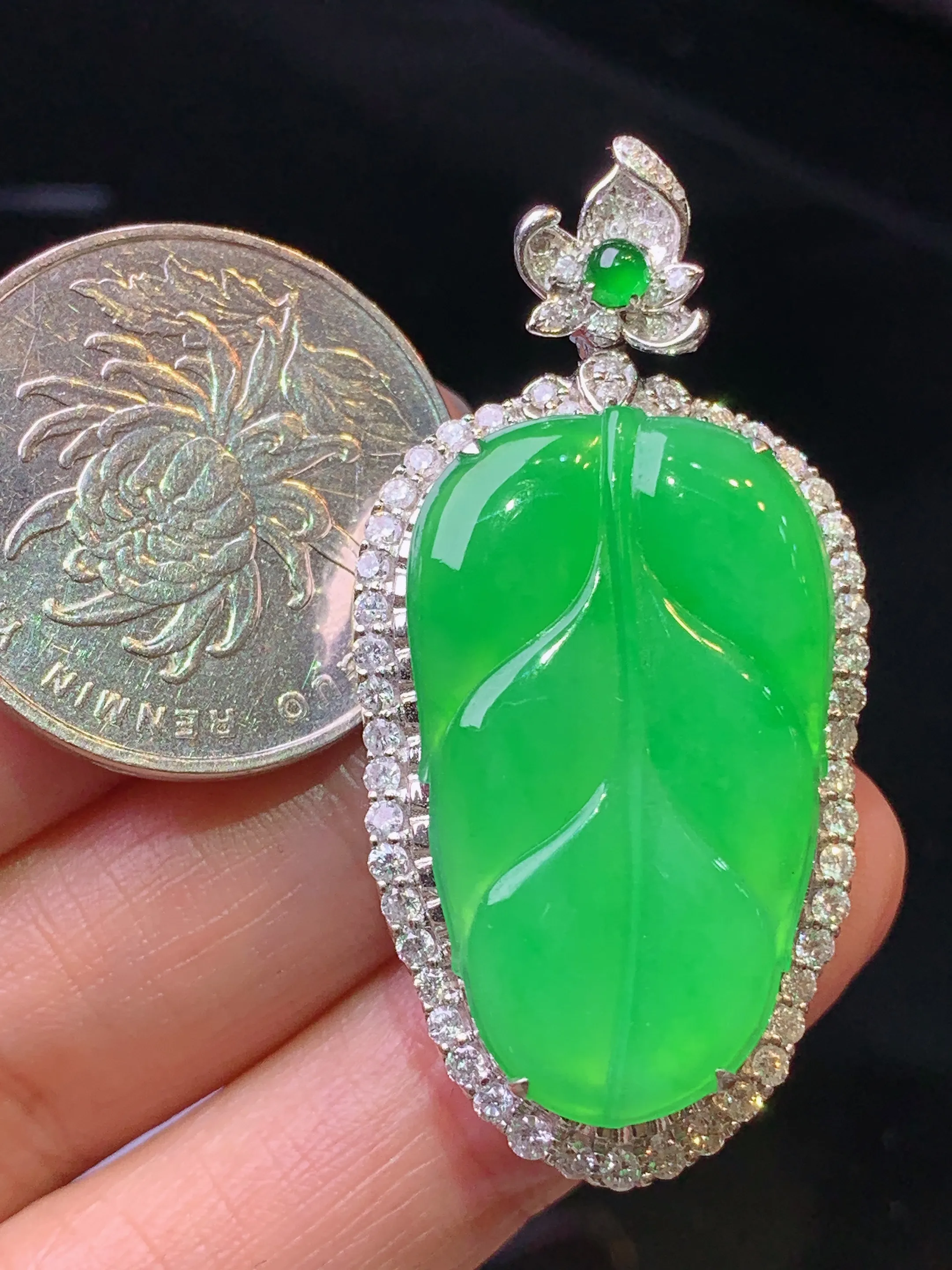 18金钻镶嵌翠绿树叶吊坠 玉质细腻 色泽清新艳丽 整体尺寸44.2*22*10.2