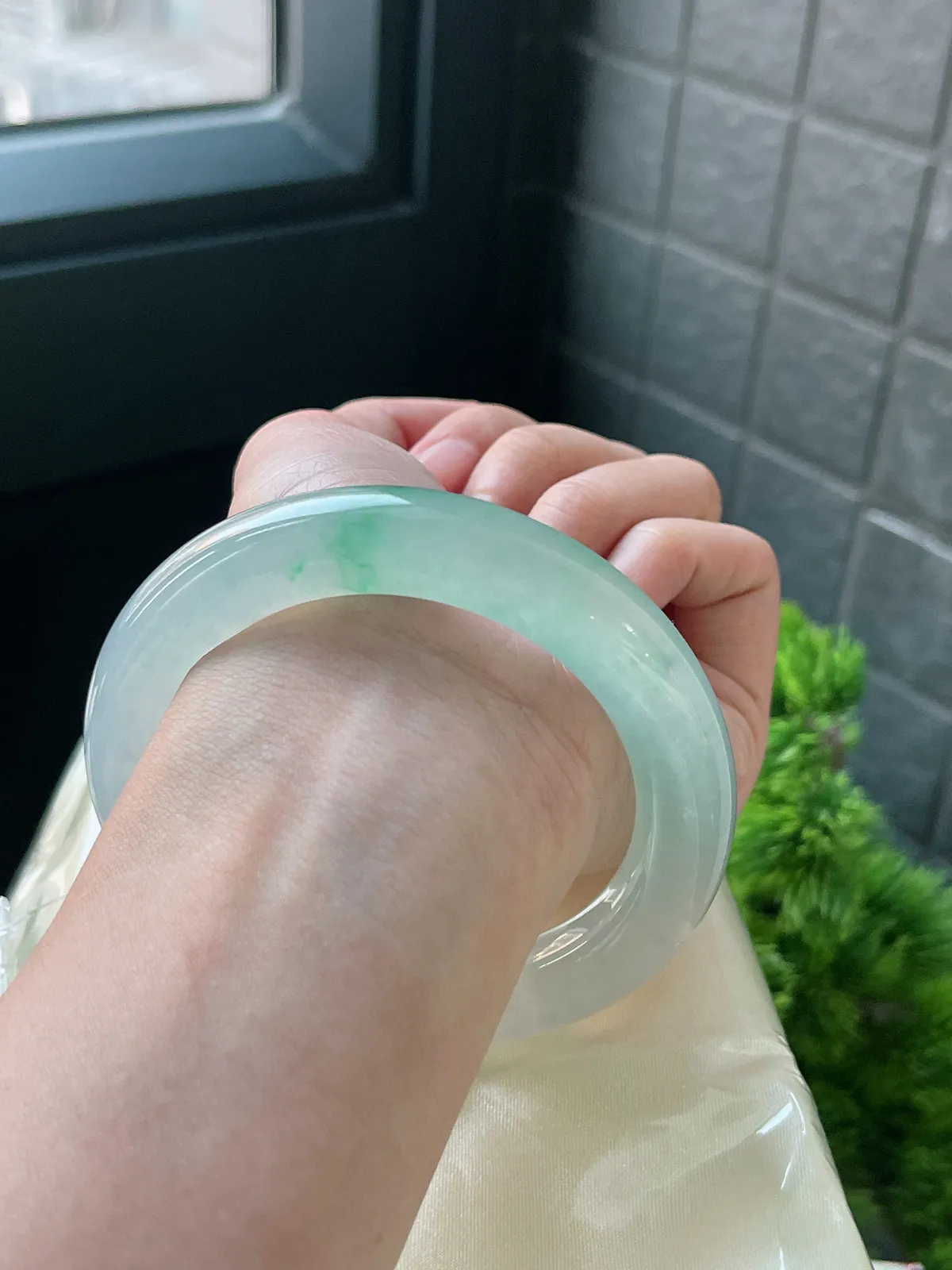 圆镯57圈口，翡翠冰种飘绿手镯，种水十足