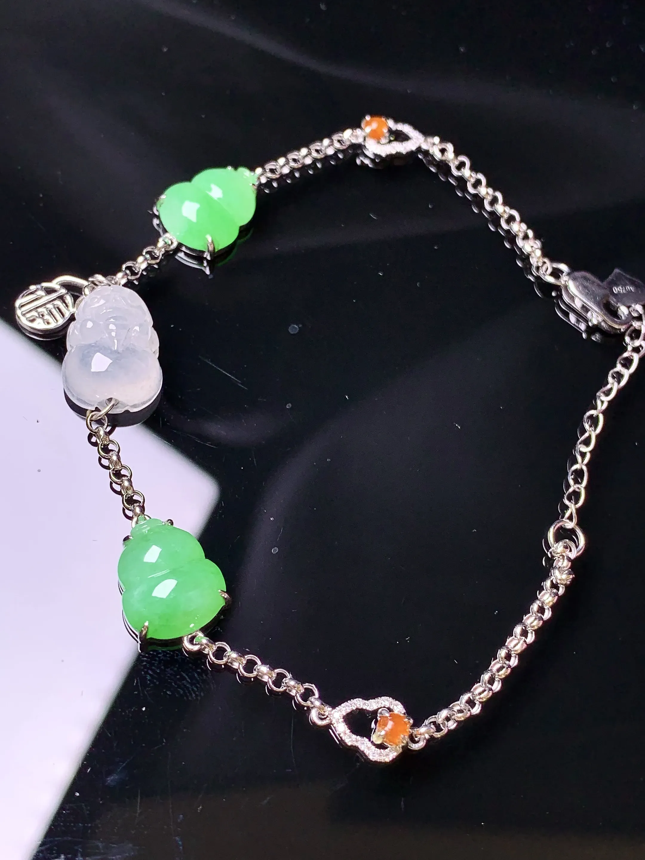 18金镶嵌冰貔貅绿葫芦手链 吊坠 玉质细腻 色泽清新艳丽 整体尺寸11.5*9*4