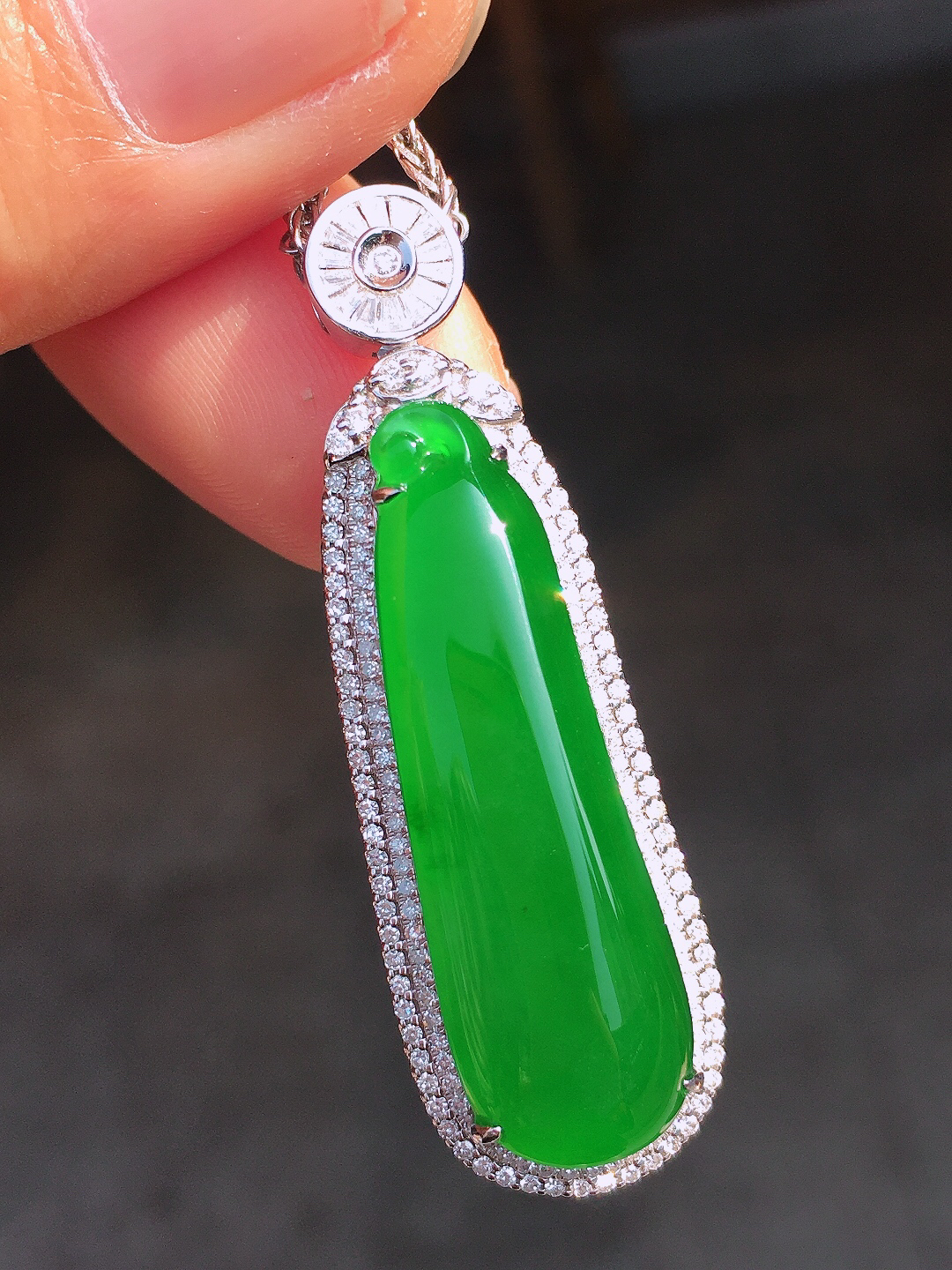 阳绿福瓜吊坠，色泽均匀艳丽，玉质细腻，荧光感超
强，饱满圆润，尽显优雅气质，18k
金豪华镶嵌