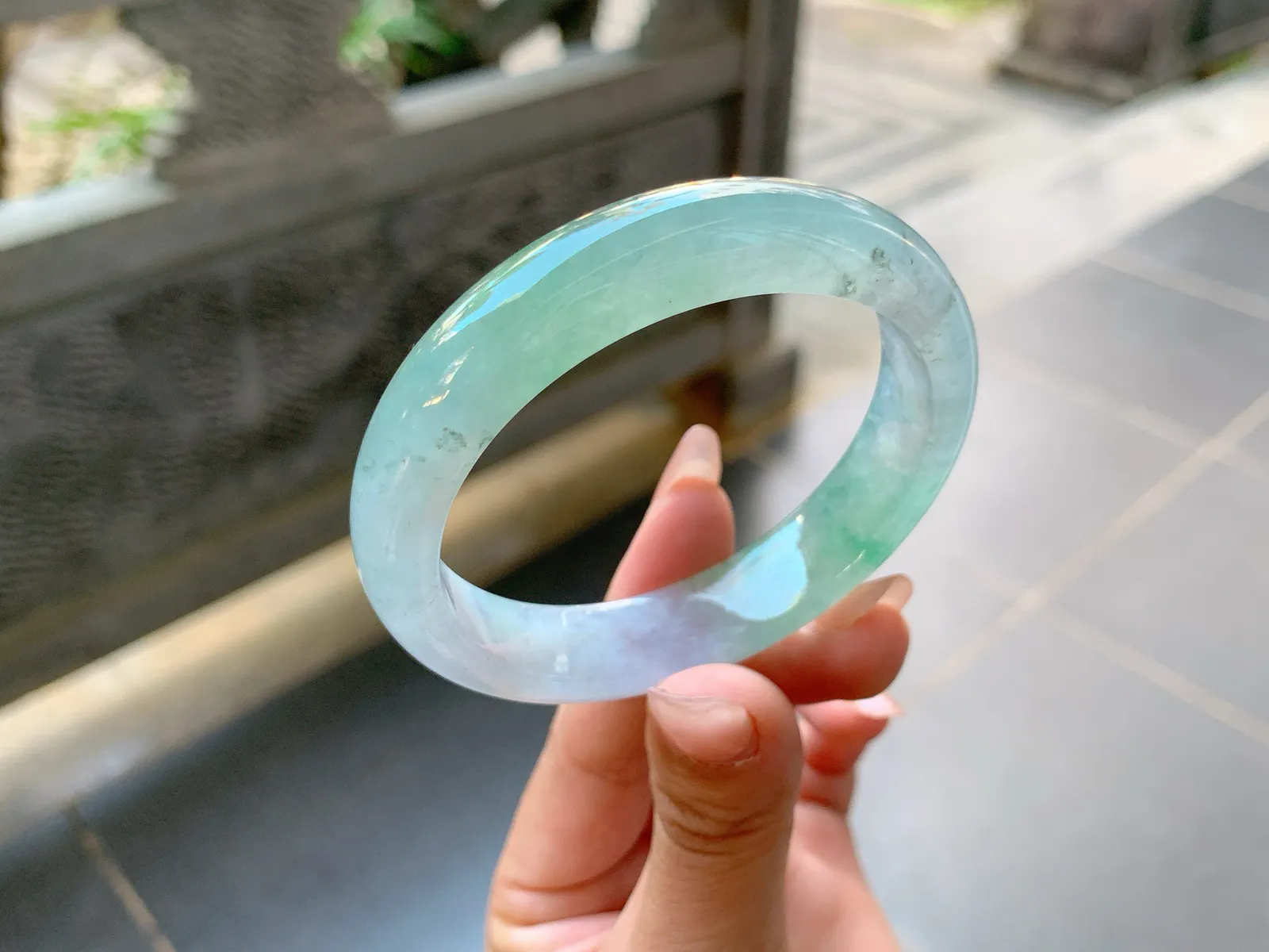 ️｜54圈口
冰飘绿花翡翠手镯，清澈的湖水荡漾着绿花，淡淡的春底色，种水超级棒