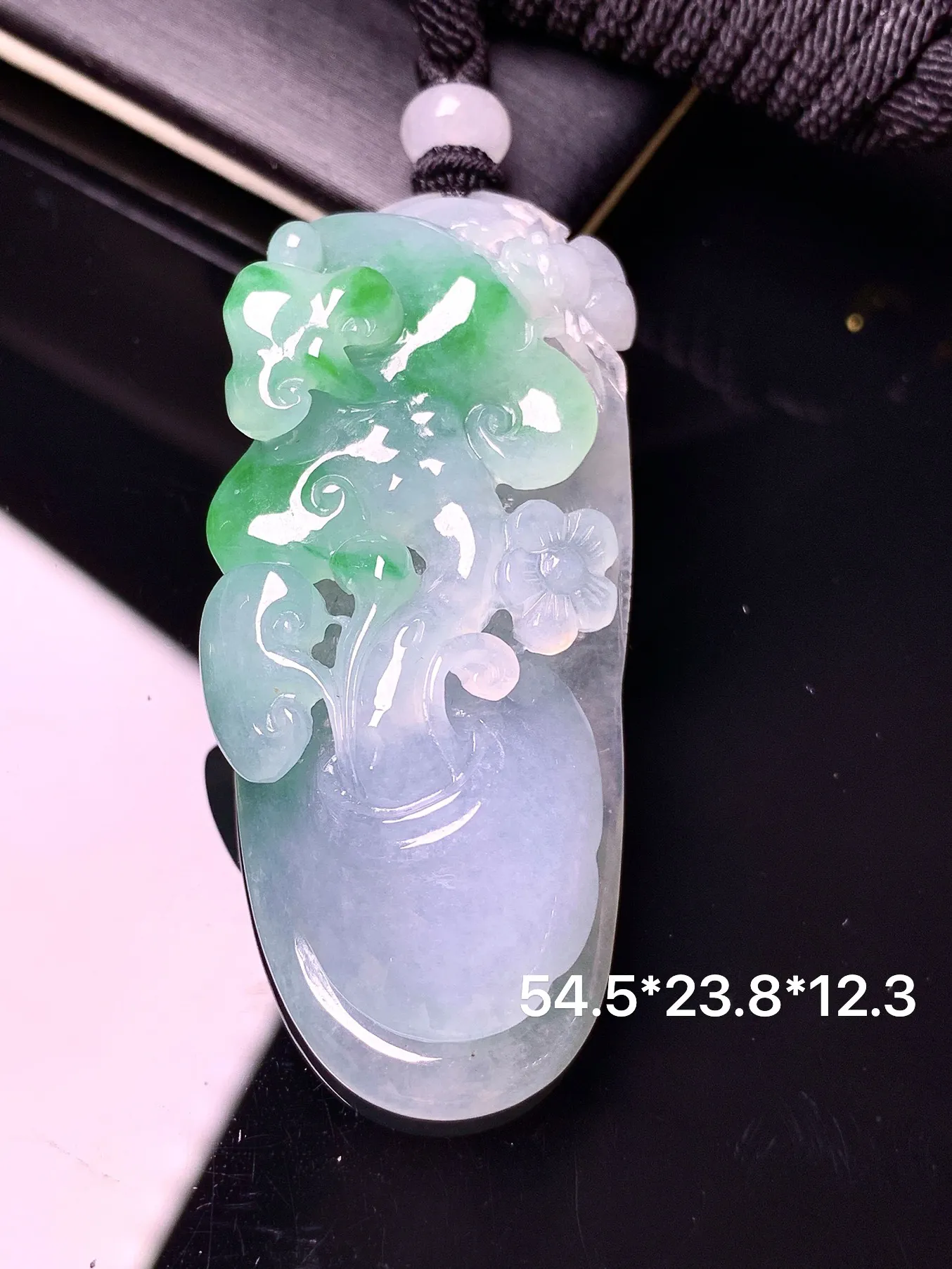 飘绿花开富贵吊坠 玉质细腻 色泽清新艳丽 整体尺寸54.5*23.8*12.3