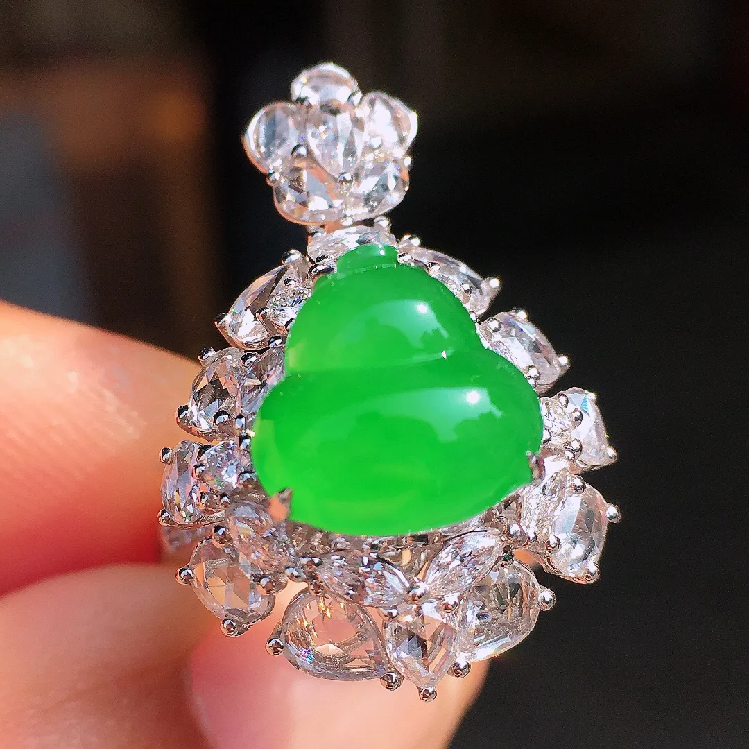 阳绿葫芦戒指/吊坠两用款，色泽均匀艳丽，玉质细腻，荧光感超
强，饱满圆润，尽显优雅气质，18k
金豪华镶嵌