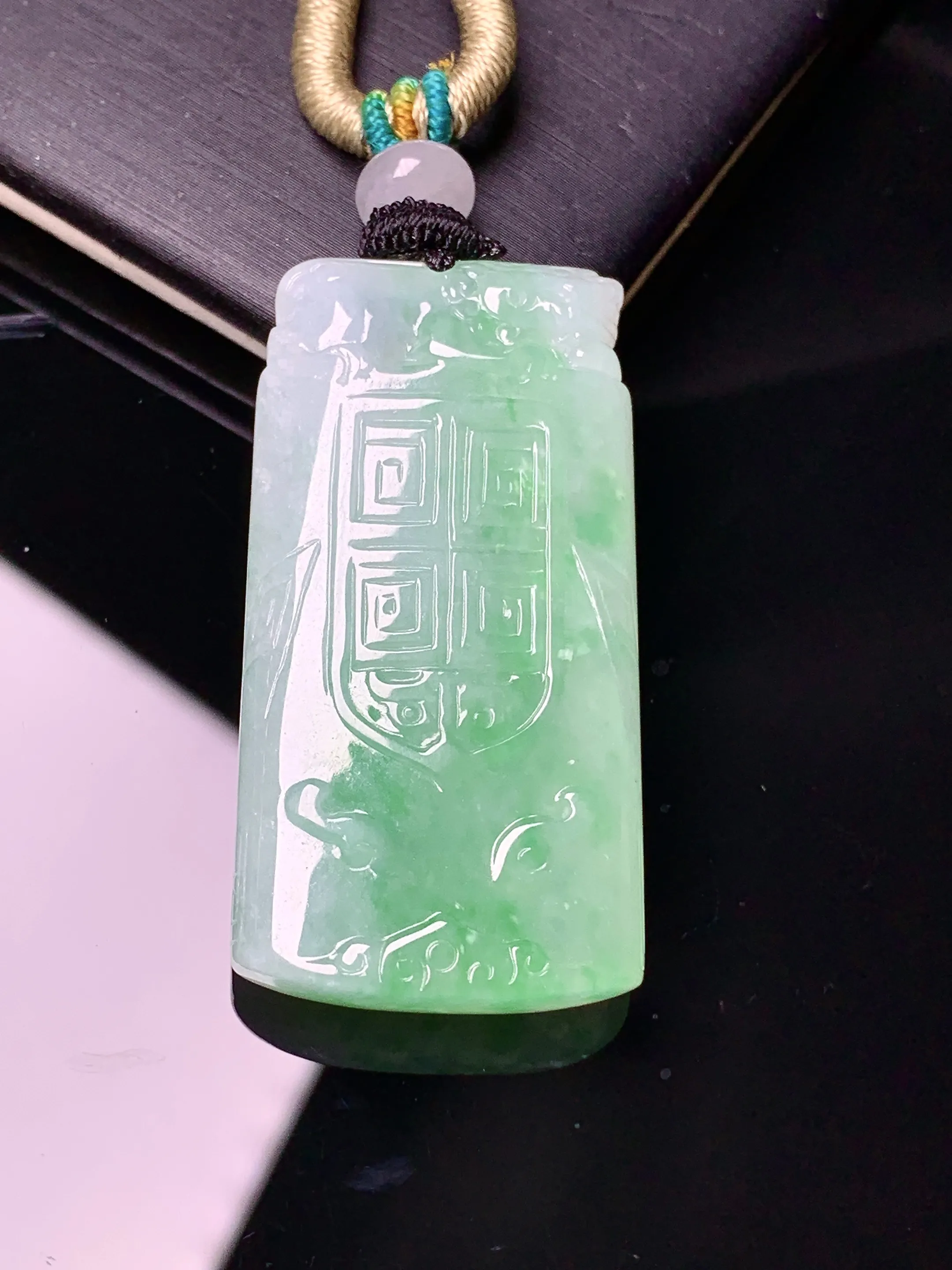 飘绿仿古牌吊坠 玉质细腻 色泽清新艳丽 整体尺寸41.2*21.2*6.8