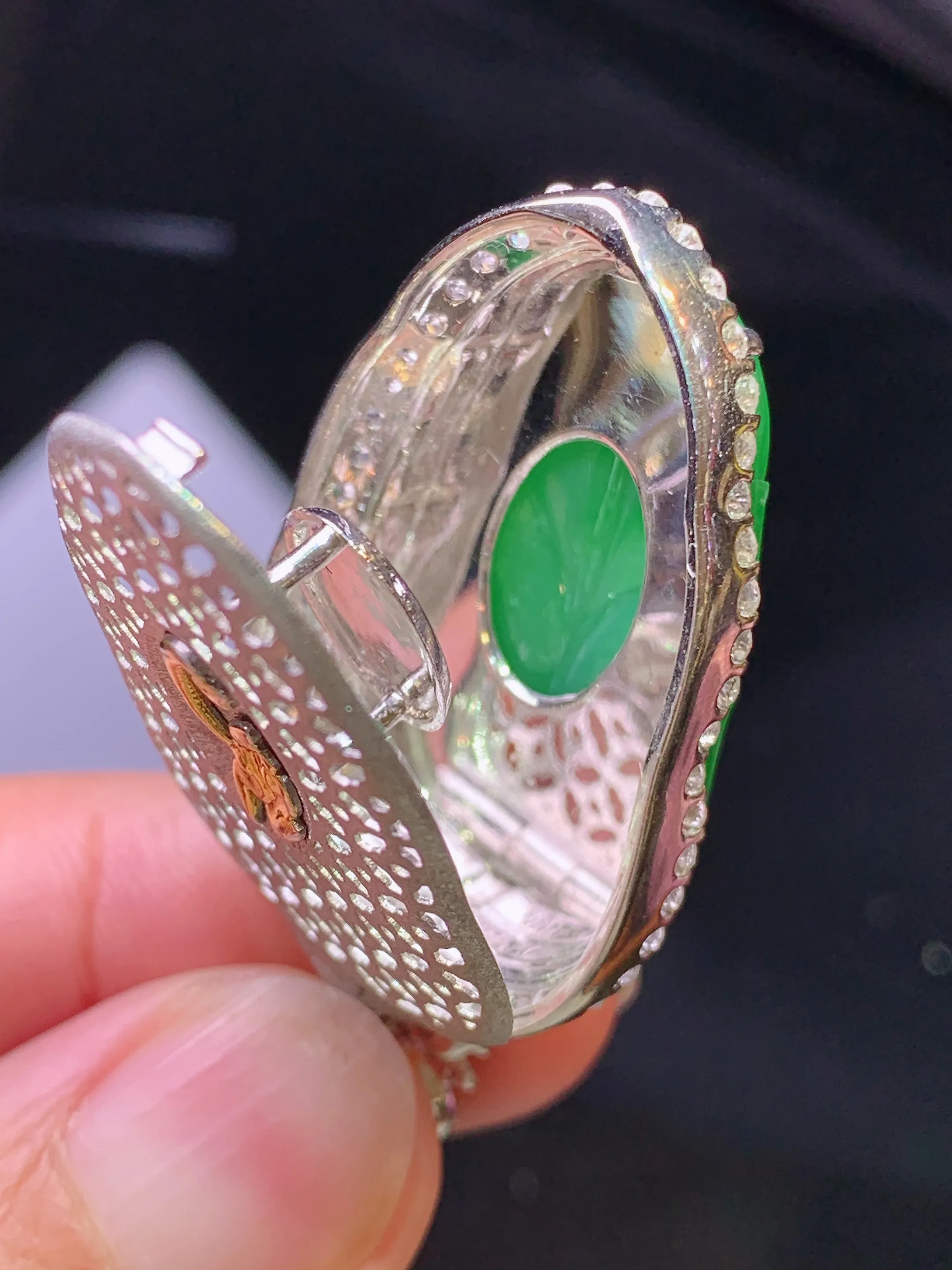 18金钻镶嵌翠绿树叶吊坠 玉质细腻 色泽清新艳丽 整体尺寸44.2*22*10.2