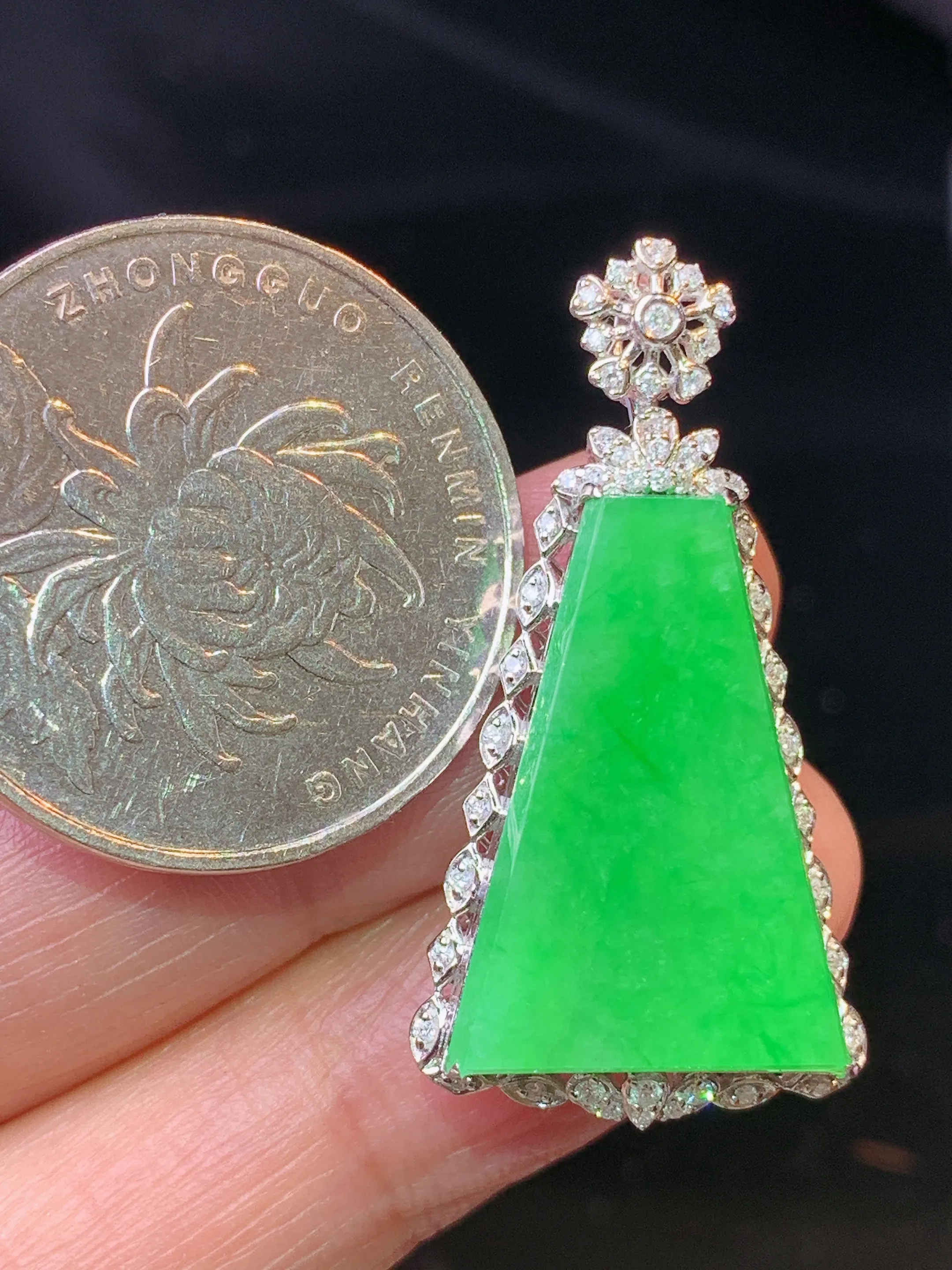 18金钻镶嵌翠绿无事牌吊坠 玉质细腻 色泽清新艳丽 整体尺寸33.5*17.5*7.2