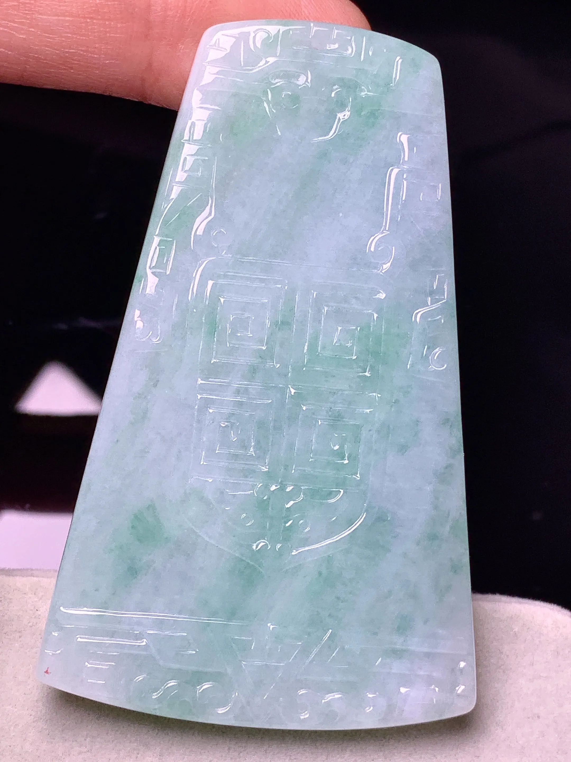 飘绿无事牌吊坠 玉质细腻 色泽艳丽清新 整体尺寸62.6*38.7*6