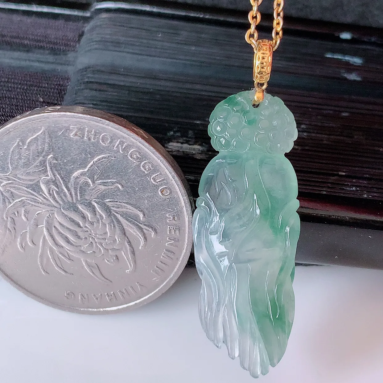 18k金镶嵌冰种飘花翡翠人参吊坠，人生如意，款式新颖，佩戴效果时尚出众， 尽显气质，水润精细， 美感十足。#1.16