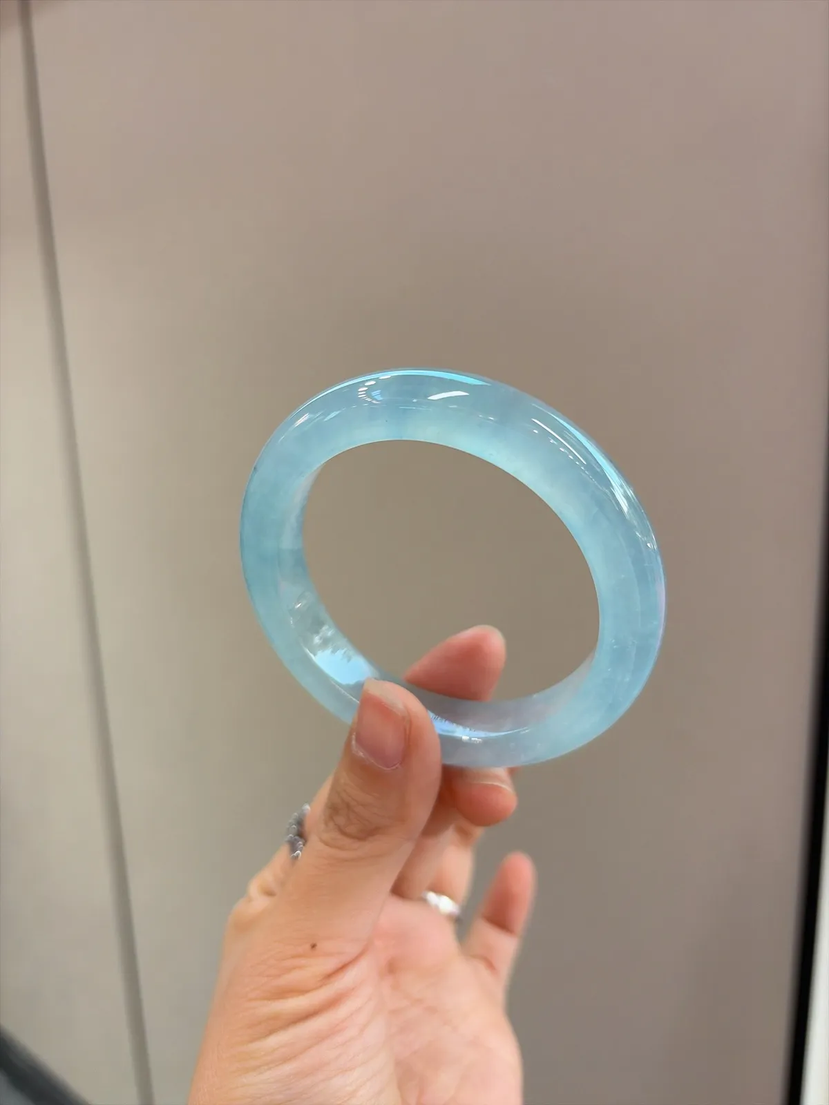 ｜54圈口
【冰蓝块·寒光沁骨】
“冰蓝沁水无痕，寒光似漆映腕间”​​
——入水难寻，一眼惊艳
规格【54.7/12.1/9.3】