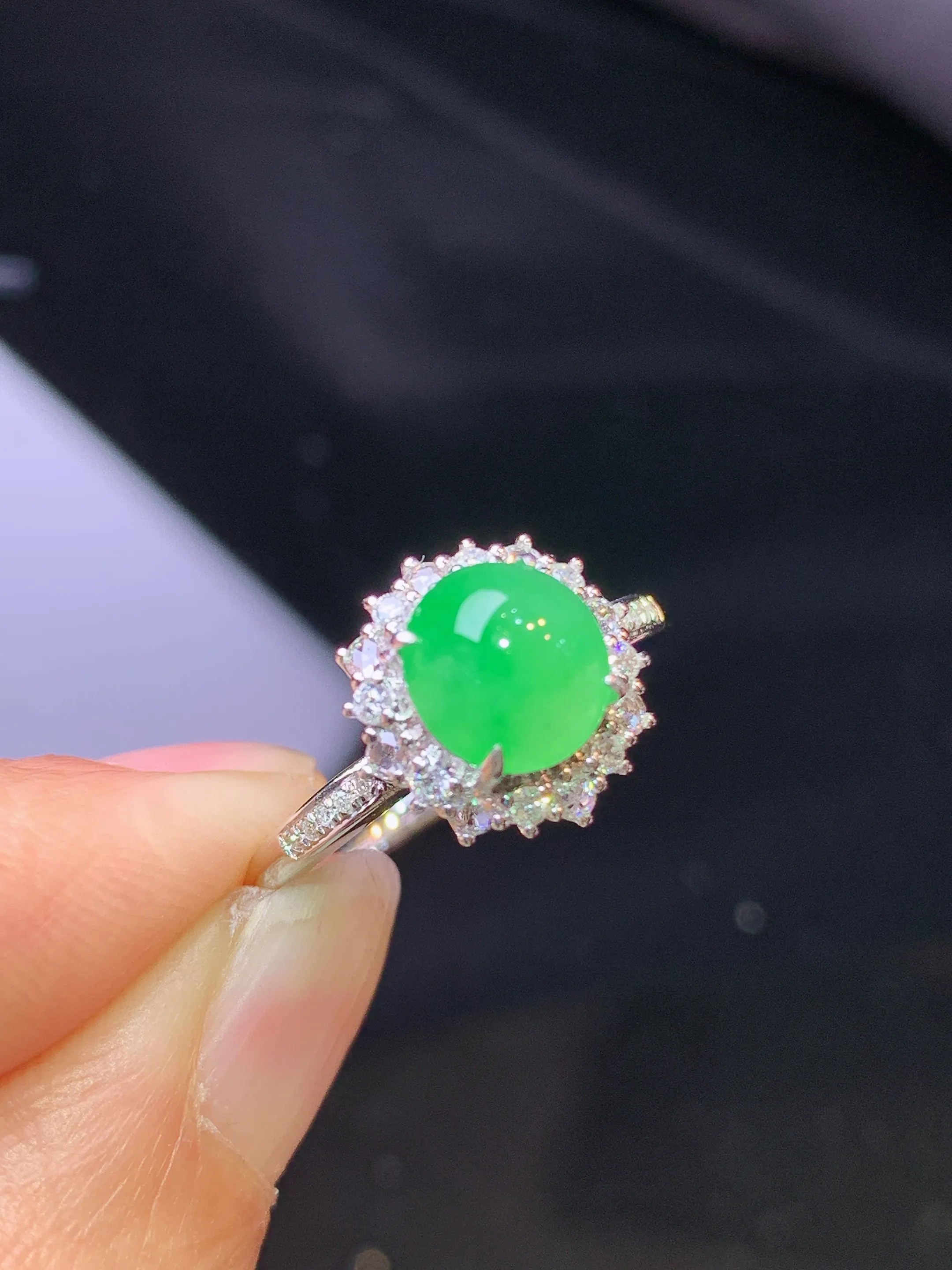 18金钻镶嵌翠绿蛋面戒指 玉质细腻 色泽清新艳丽 圈口13.5整体尺寸11.6*10.2