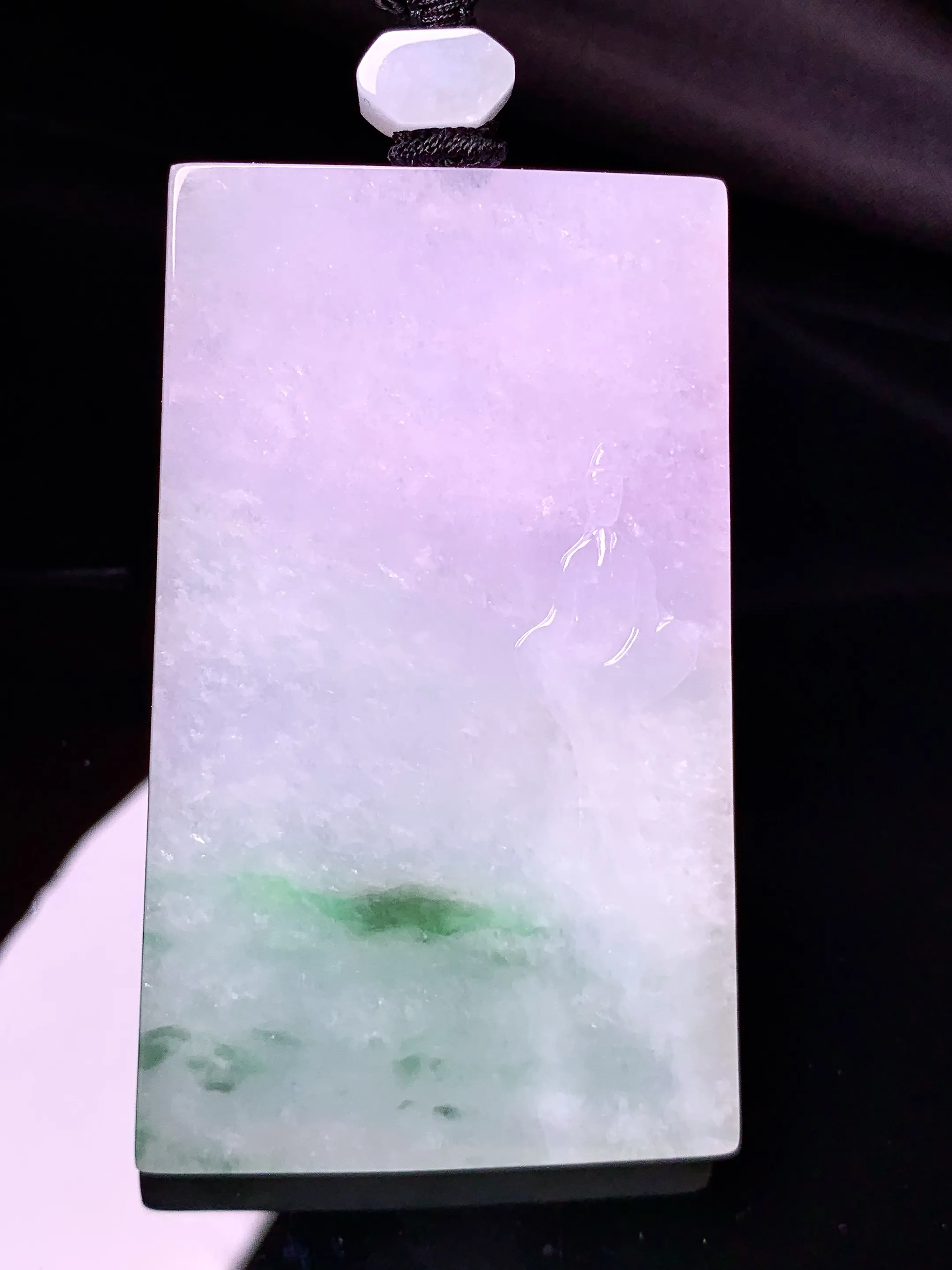 淡紫罗兰飘绿无事牌吊坠 玉质细腻 色泽清新艳丽 整体尺寸62*37.8*6.2