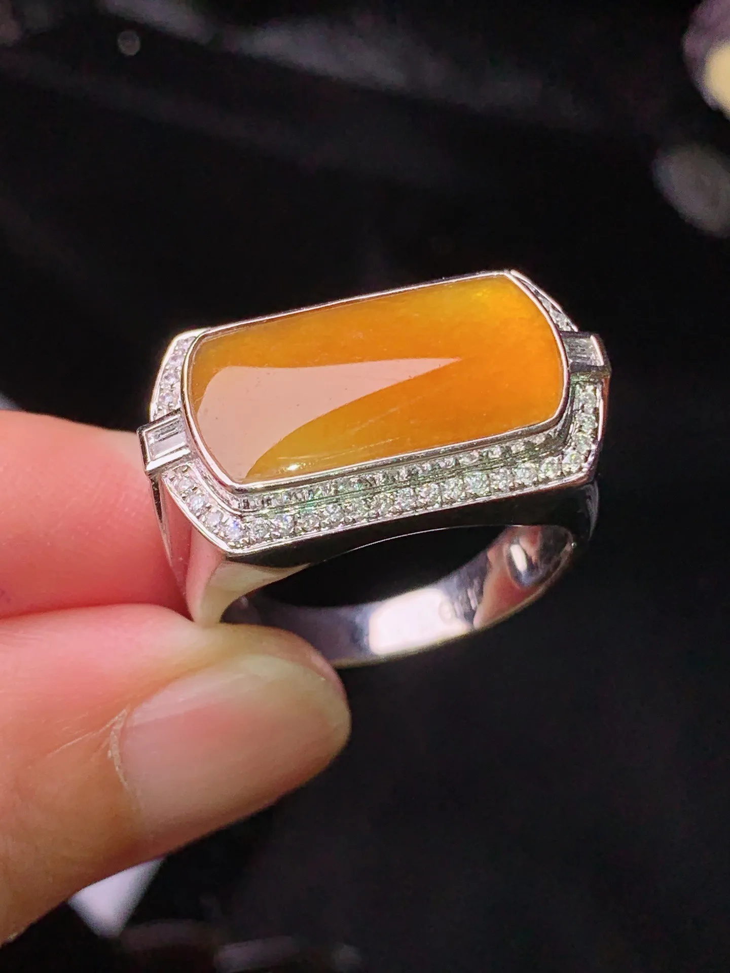 18金钻镶嵌黄翡马鞍戒指 玉质细腻 色泽清新艳丽 圈口20 整体尺寸10*17.5*2