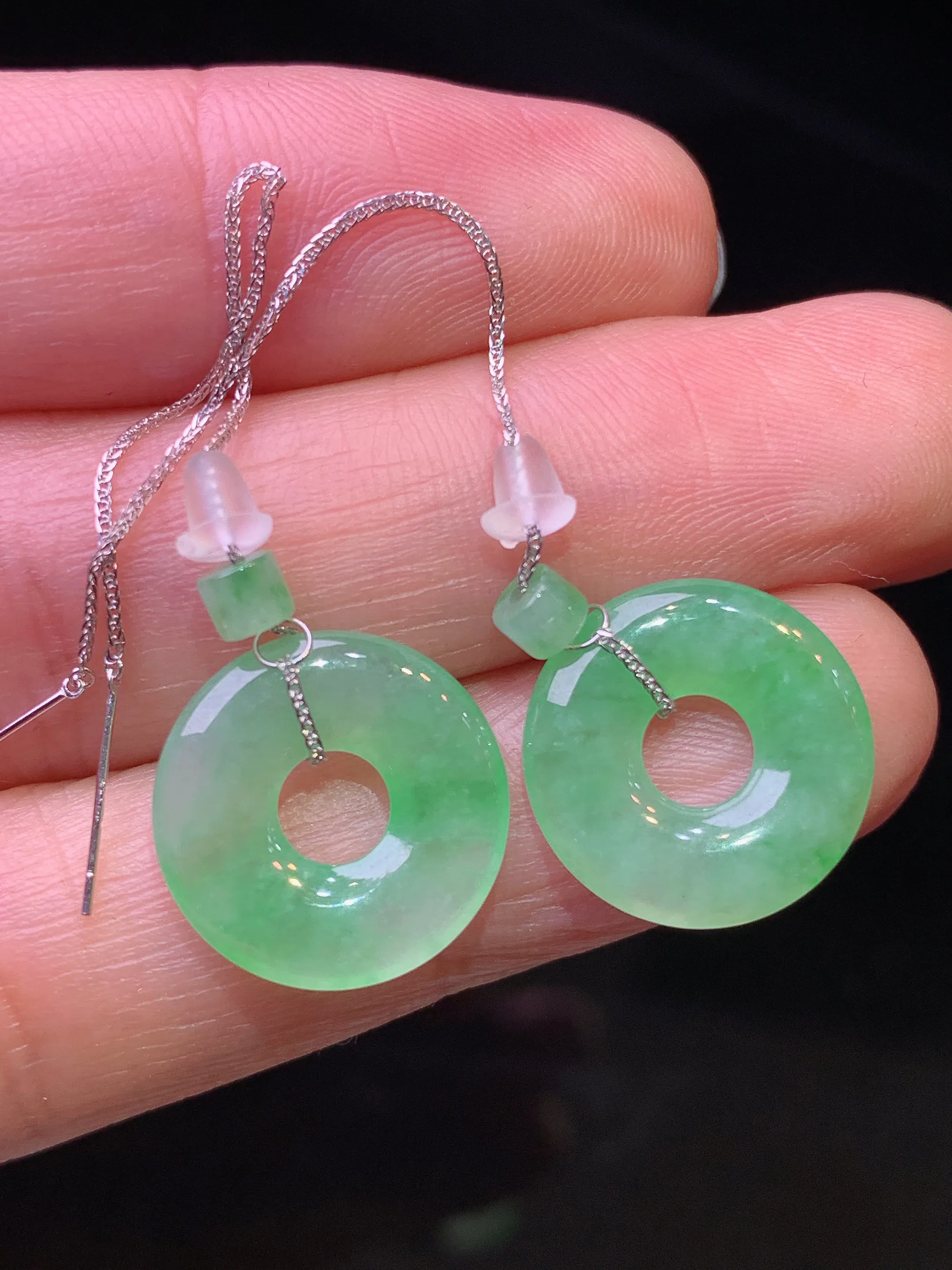 飘绿平安扣耳坠 玉质细腻 色泽清新艳丽 整体尺寸14.2*2.5