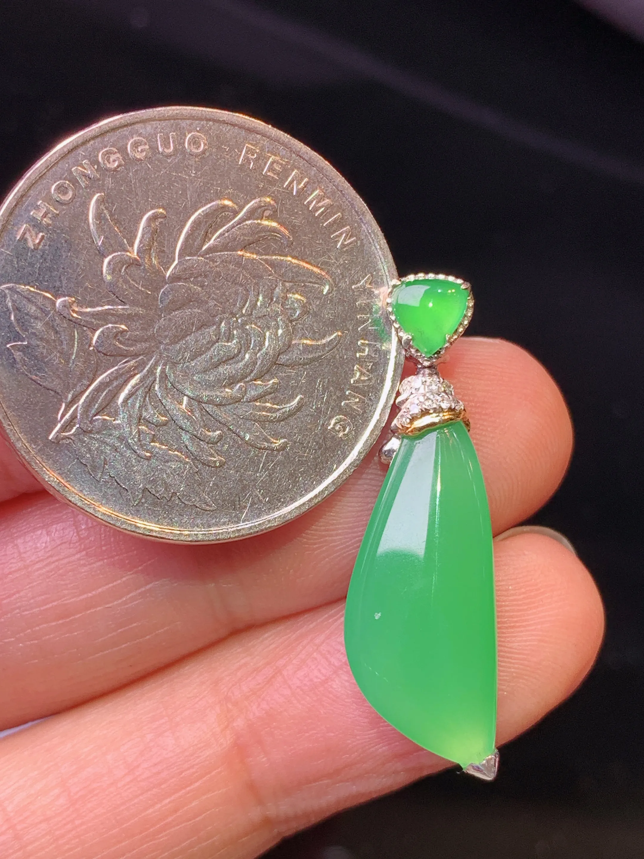 18金钻镶嵌翠绿随形吊坠 玉质细腻 色泽清新艳丽 整体尺寸28.8*8.7*4.8