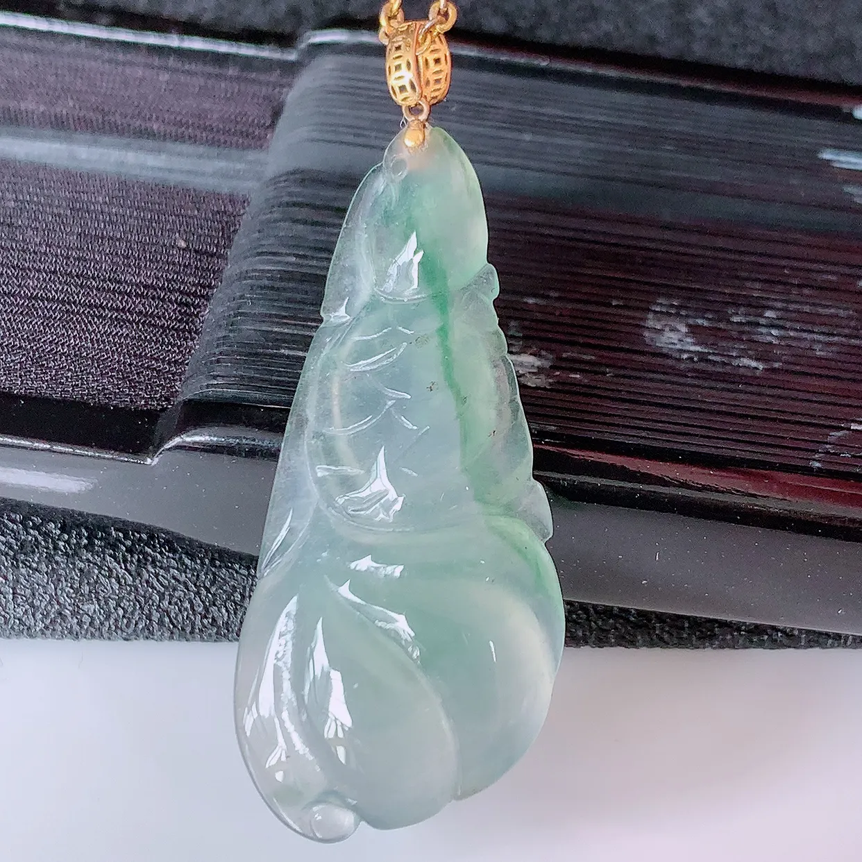 18K金镶嵌冰种飘花翡翠连年有余，鱼吊坠，种老水足，雕工精湛 ， 寓意美好， 佩戴时尚出众！#1.1