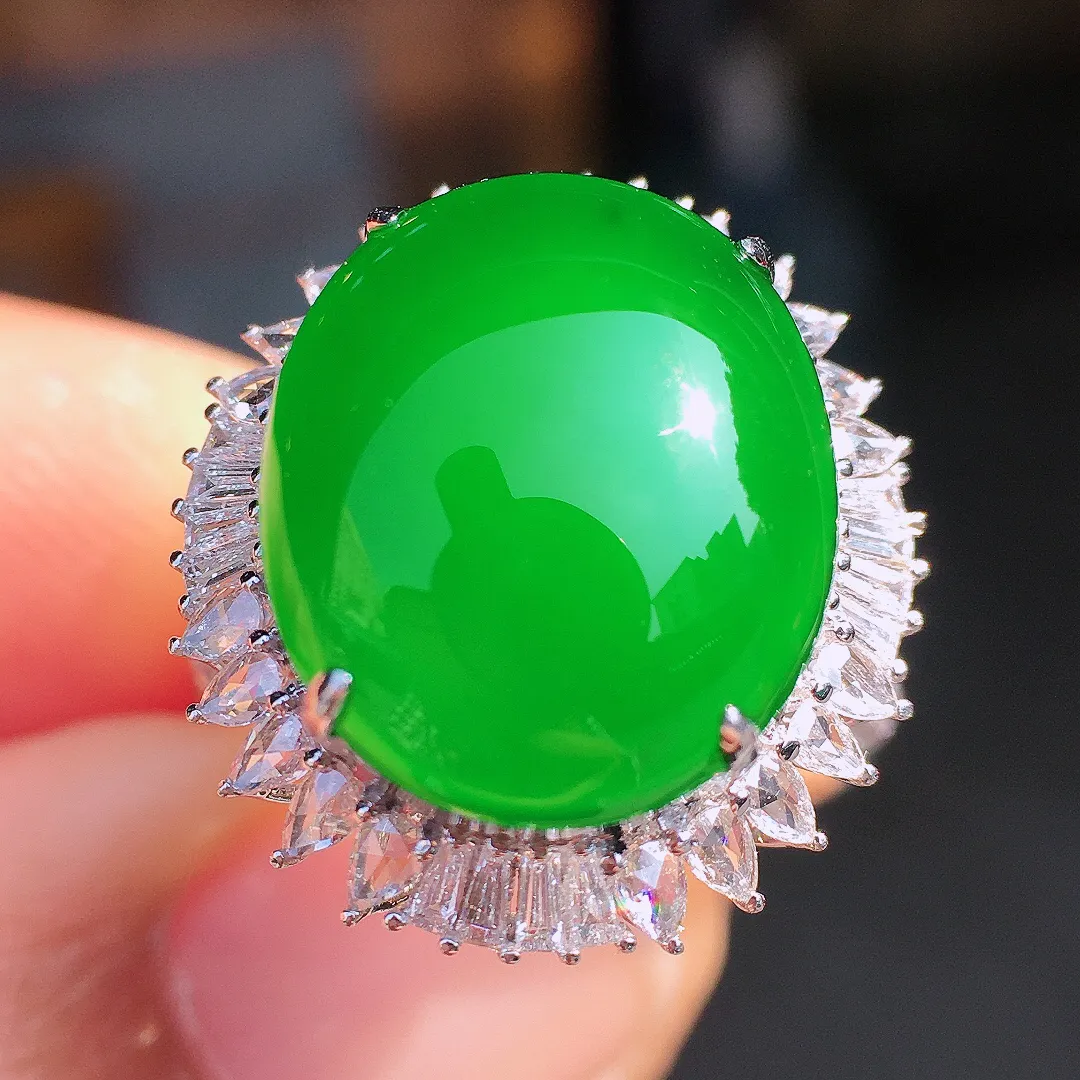 阳绿蛋面戒指，色泽均匀艳丽，玉质细腻，荧光感超
强，饱满圆润，尽显优雅气质，18k
金豪华镶嵌