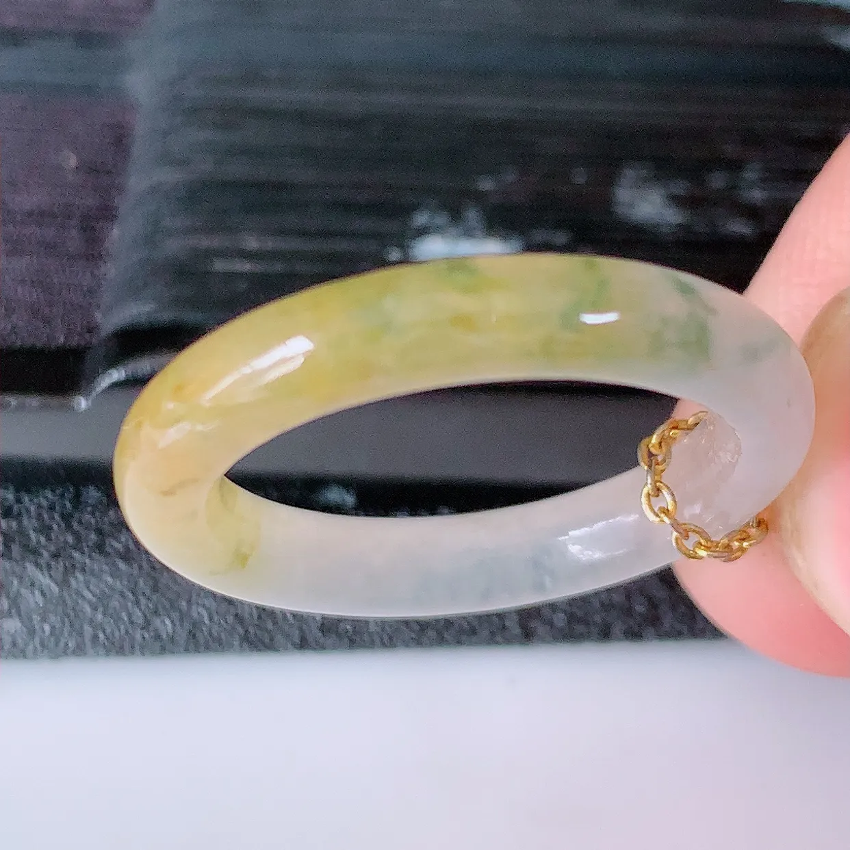 自然光实拍，冰种黄加绿翡翠指环，17mm内径三彩翡翠指环，玉戒指，玉质 莹润，好精美好冰润的指环，14圈口，上手纤巧！#1.16尺寸17-3.6*3.6