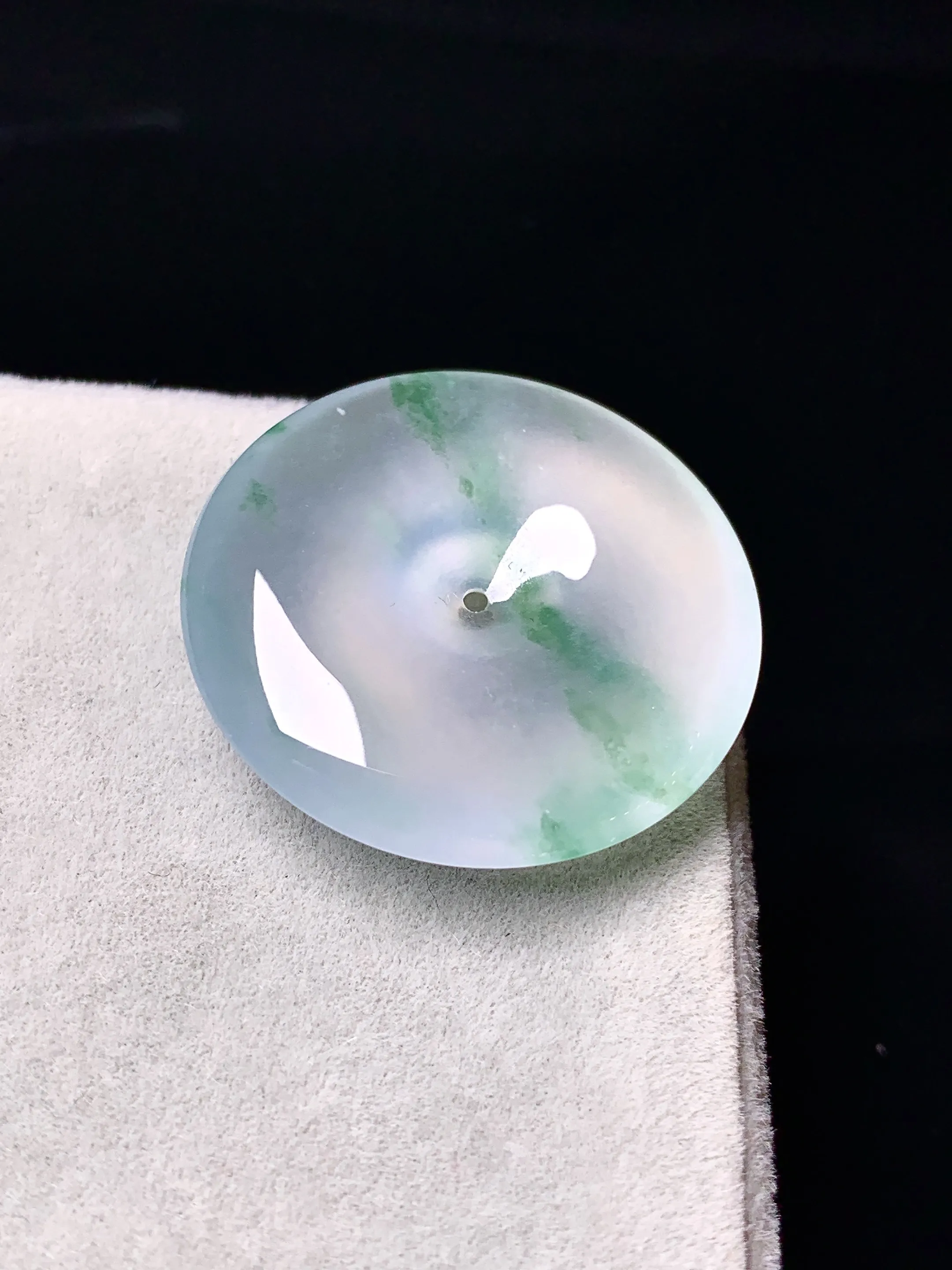 冰种飘绿平安扣吊坠 玉质细腻 色泽清新艳丽 整体尺寸24.2*5.2