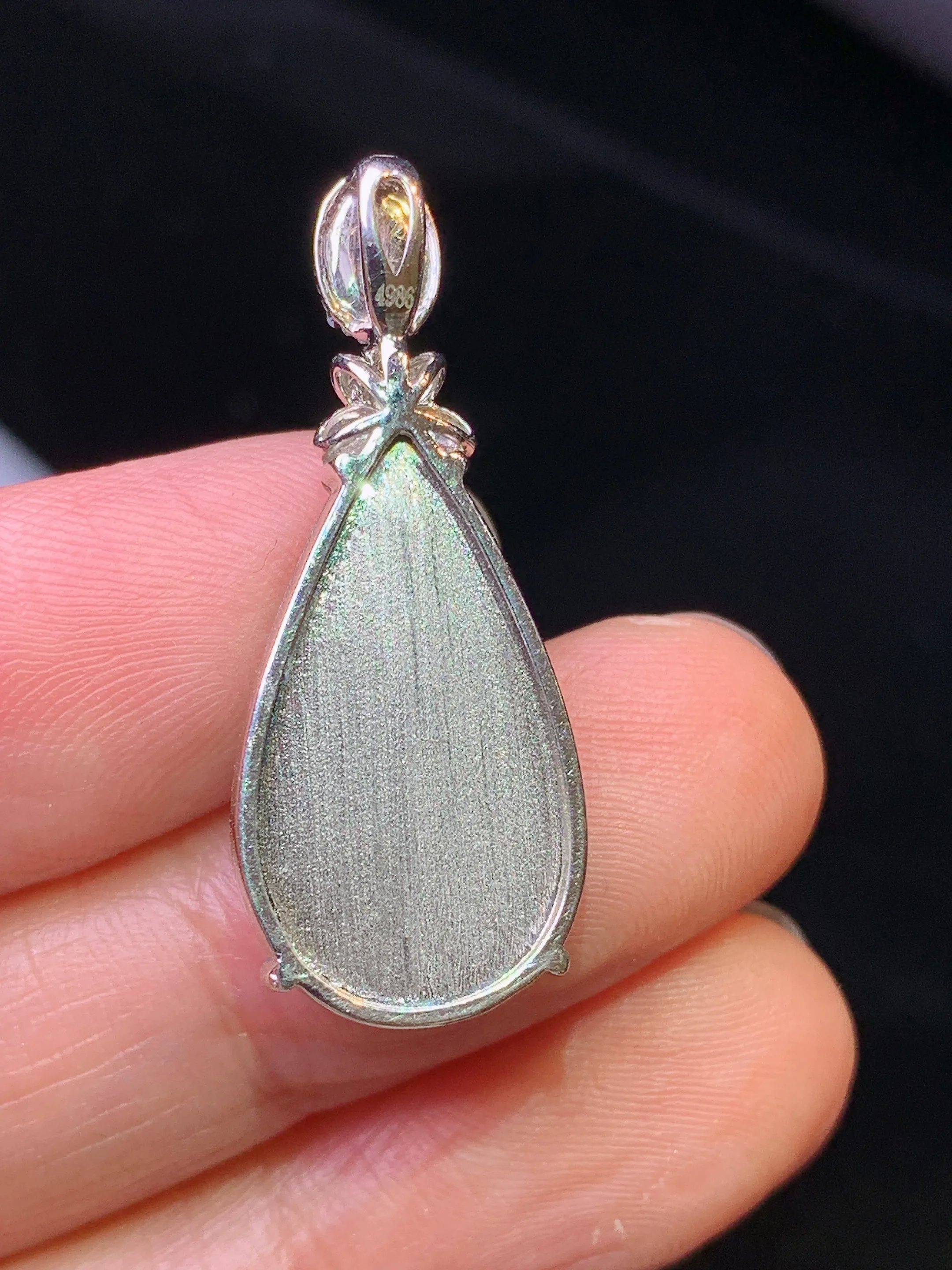 18金钻镶嵌翠绿水滴吊坠 玉质细腻 色泽清新艳丽 整体尺寸31.5*12.5*5.2