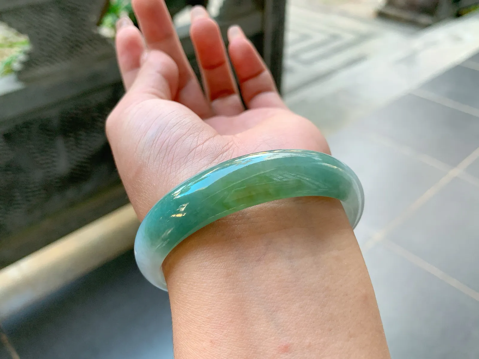 ｜56圈口
半山半水翡翠手镯，微微带点黄翡，润润的，奇特别致，