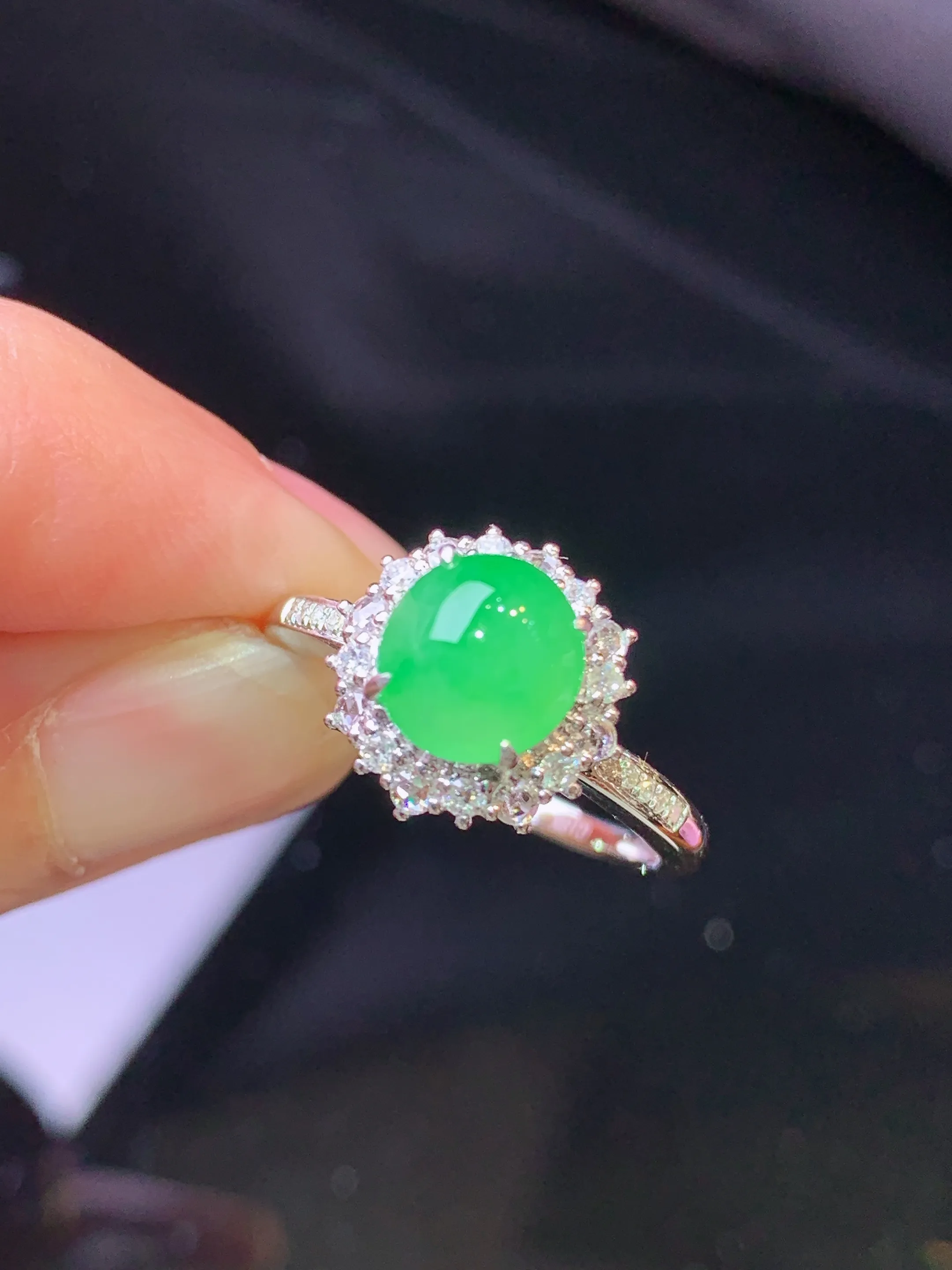 18金钻镶嵌翠绿蛋面戒指 玉质细腻 色泽清新艳丽 圈口13.5整体尺寸11.6*10.2