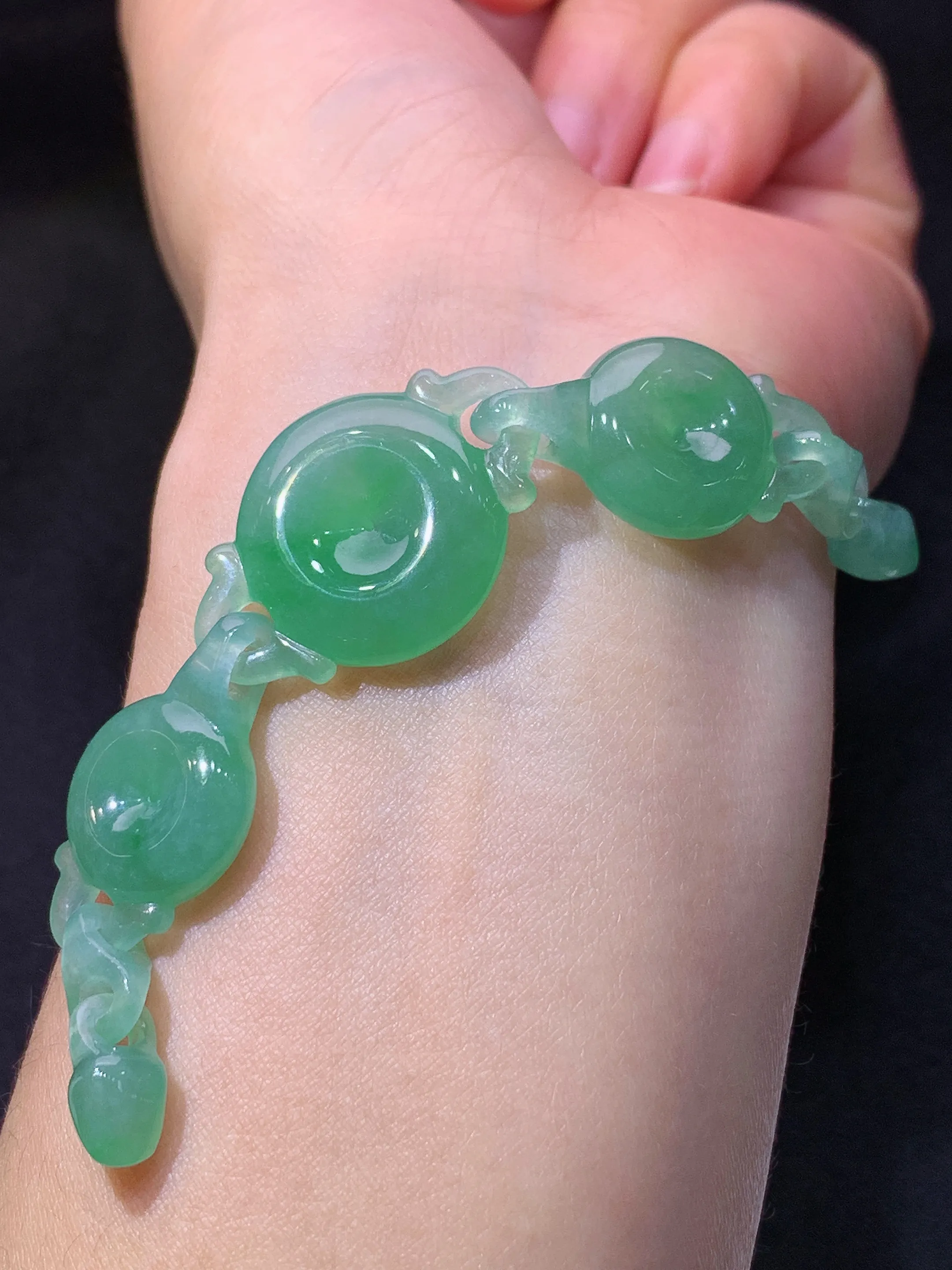 晴绿平安扣手牌 玉质细腻 色泽清新艳丽 整体尺寸108*20*5.7