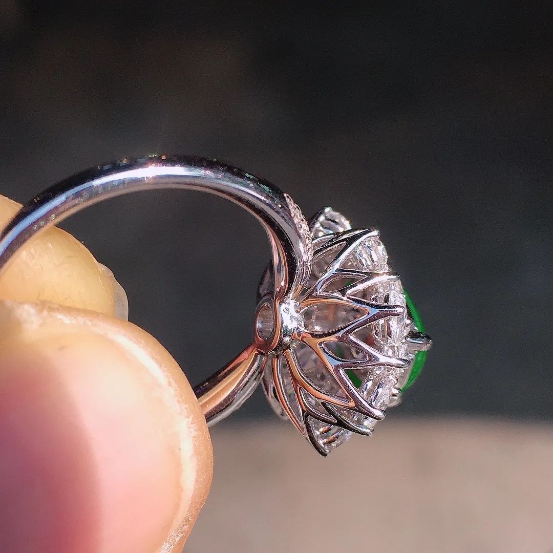 阳绿蛋面戒指，色泽均匀艳丽，玉质细腻，荧光感超
强，饱满圆润，尽显优雅气质，18k
金豪华镶嵌