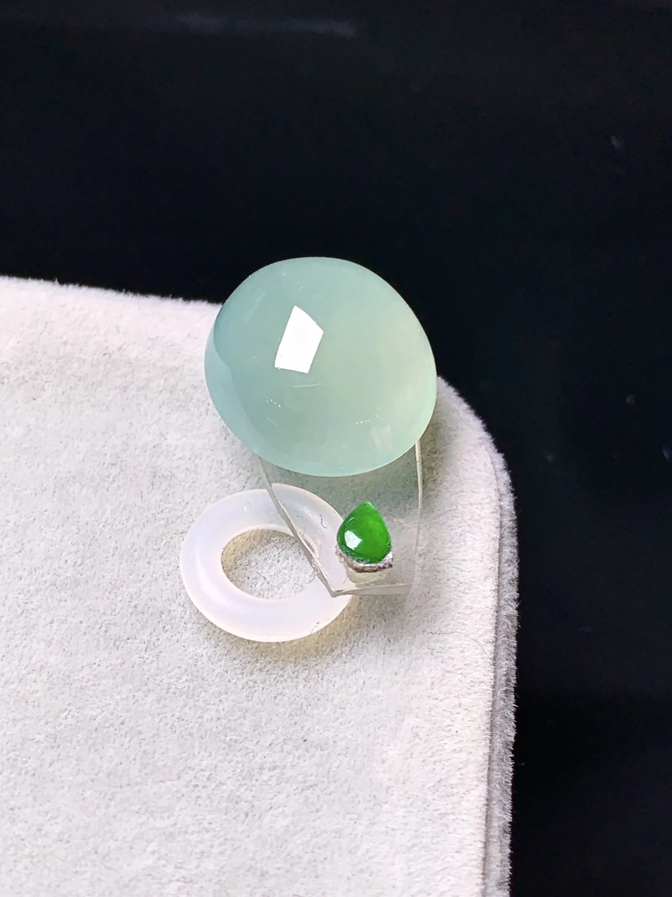 冰种晴底蛋面吊坠 玉质细腻 色泽清新艳丽 整体尺寸13.8*12.3*7.2