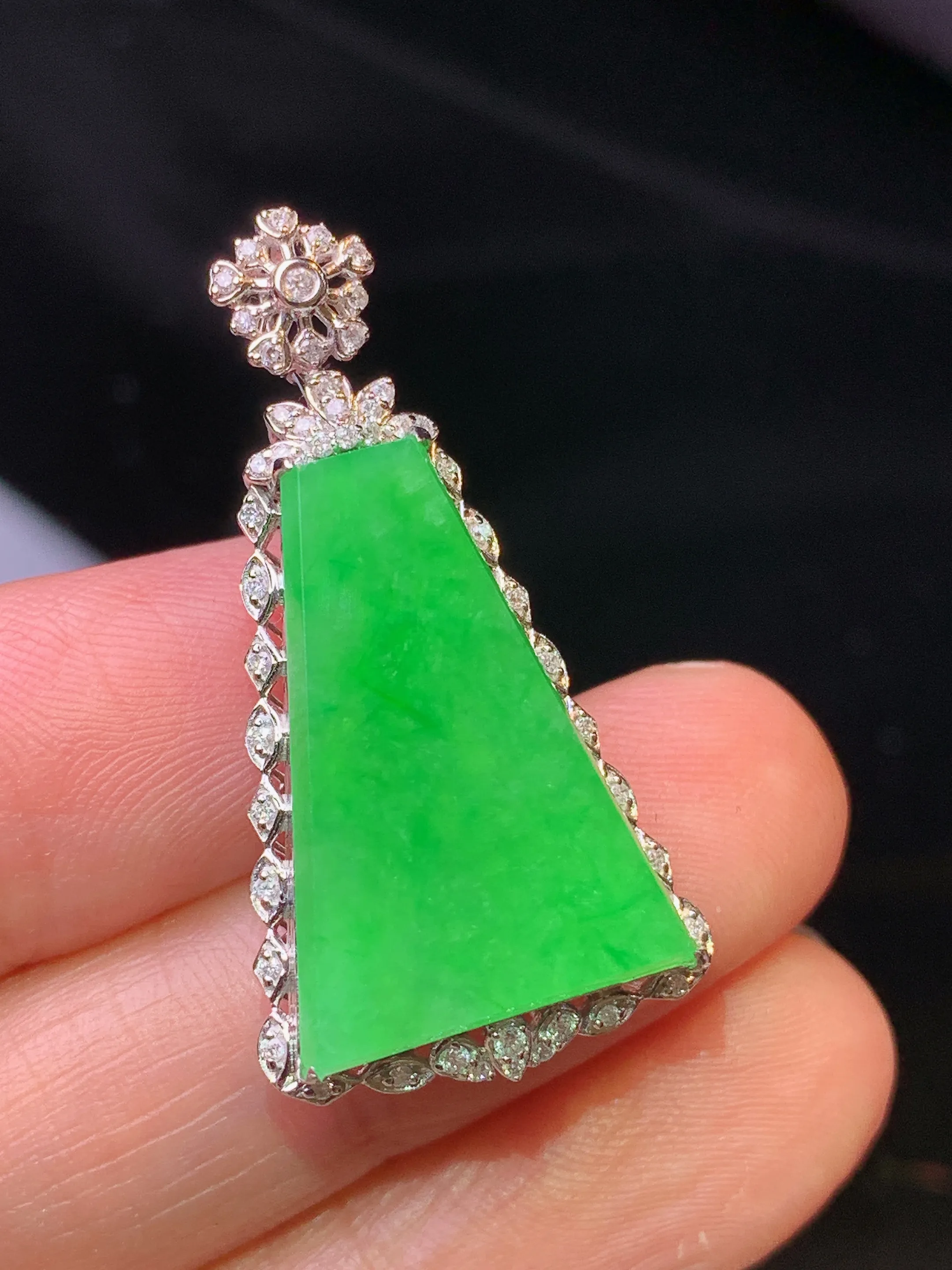 18金钻镶嵌翠绿无事牌吊坠 玉质细腻 色泽清新艳丽 整体尺寸33.5*17.5*7.2