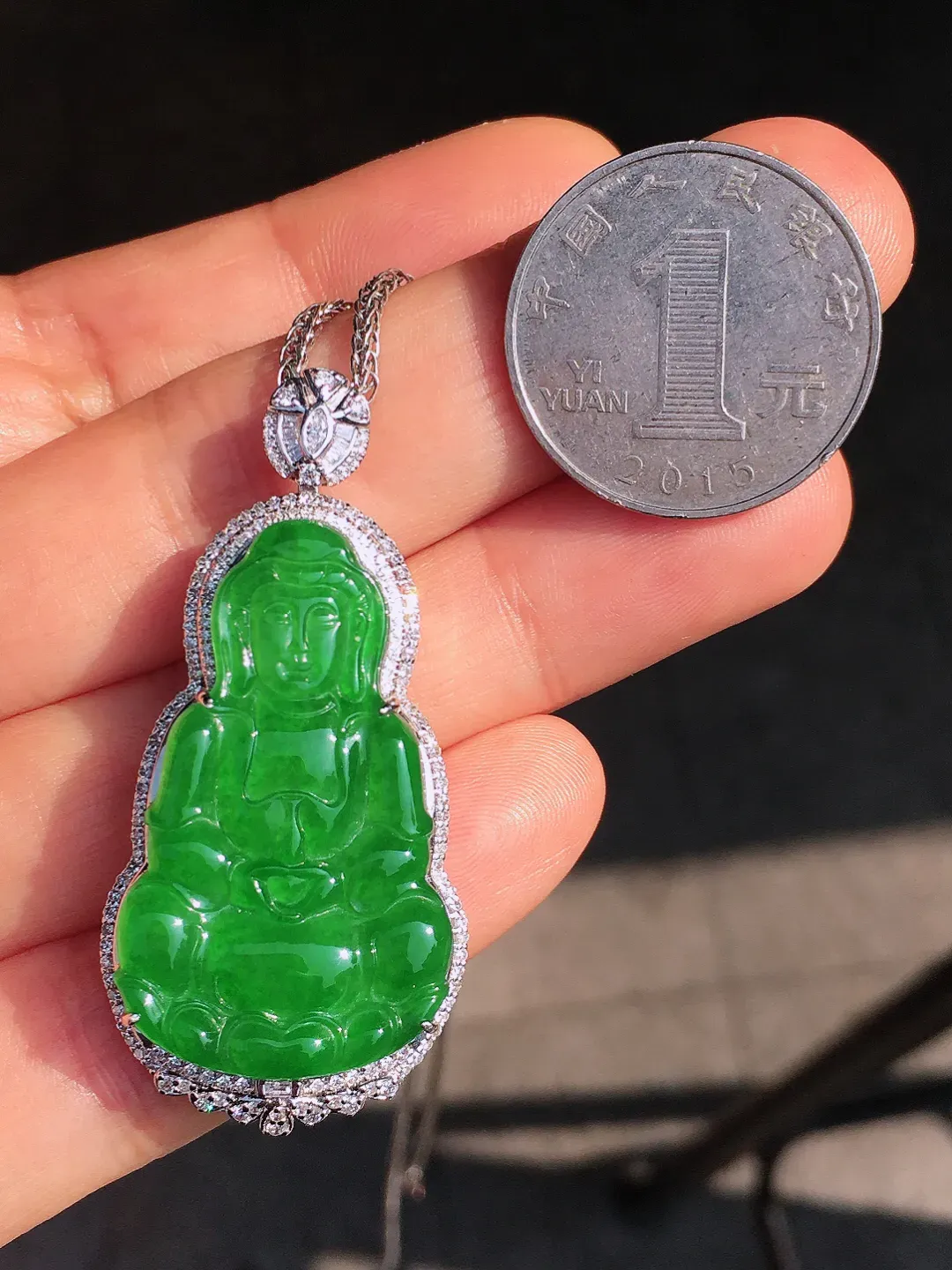 阳绿观音吊坠，色泽均匀艳丽，玉质细腻，荧光感超
强，饱满圆润，尽显优雅气质，18k
金豪华镶嵌