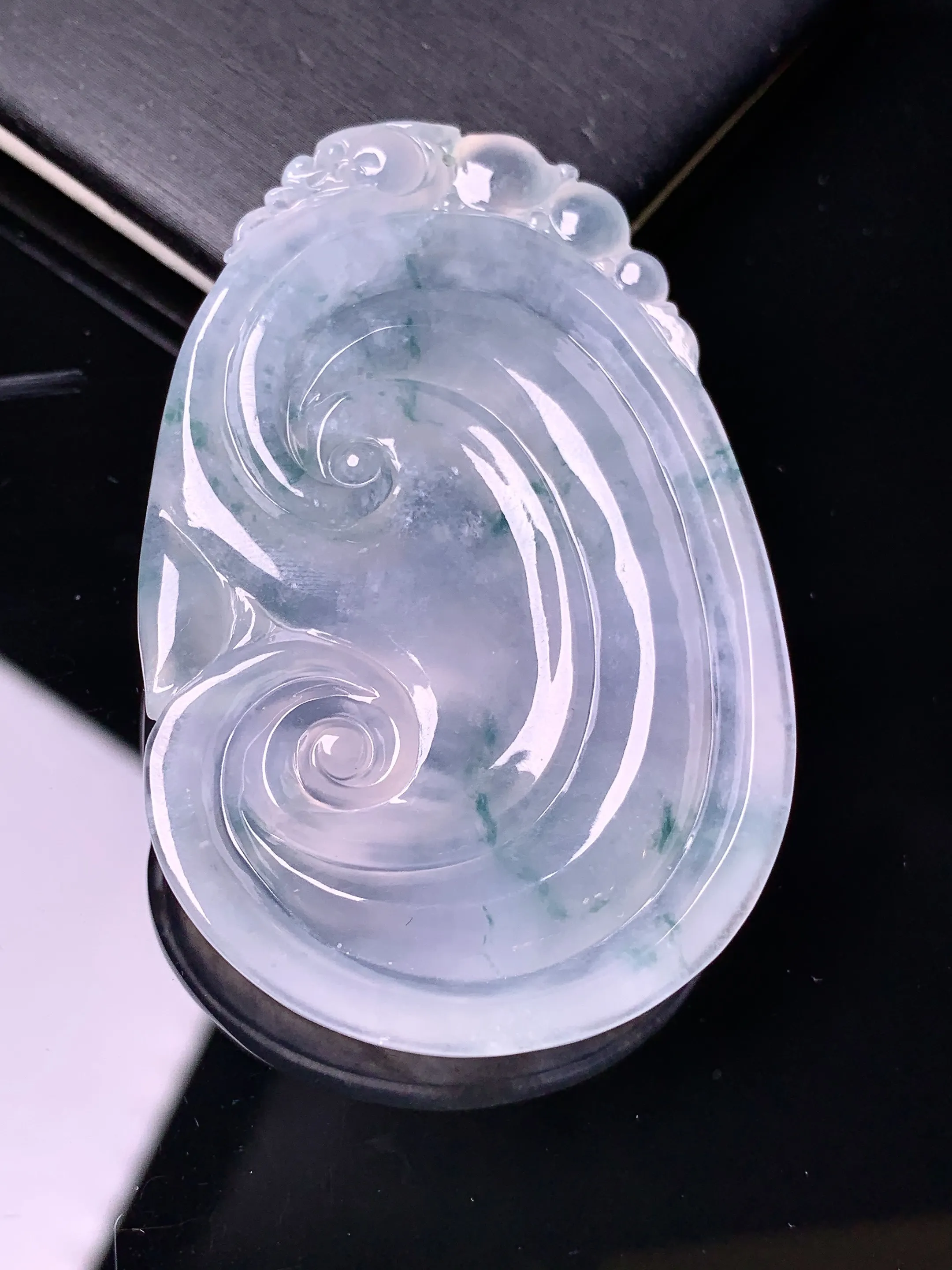 冰种如意吊坠 玉质细腻 色泽清新艳丽 整体尺寸54.8*35.7*6.7