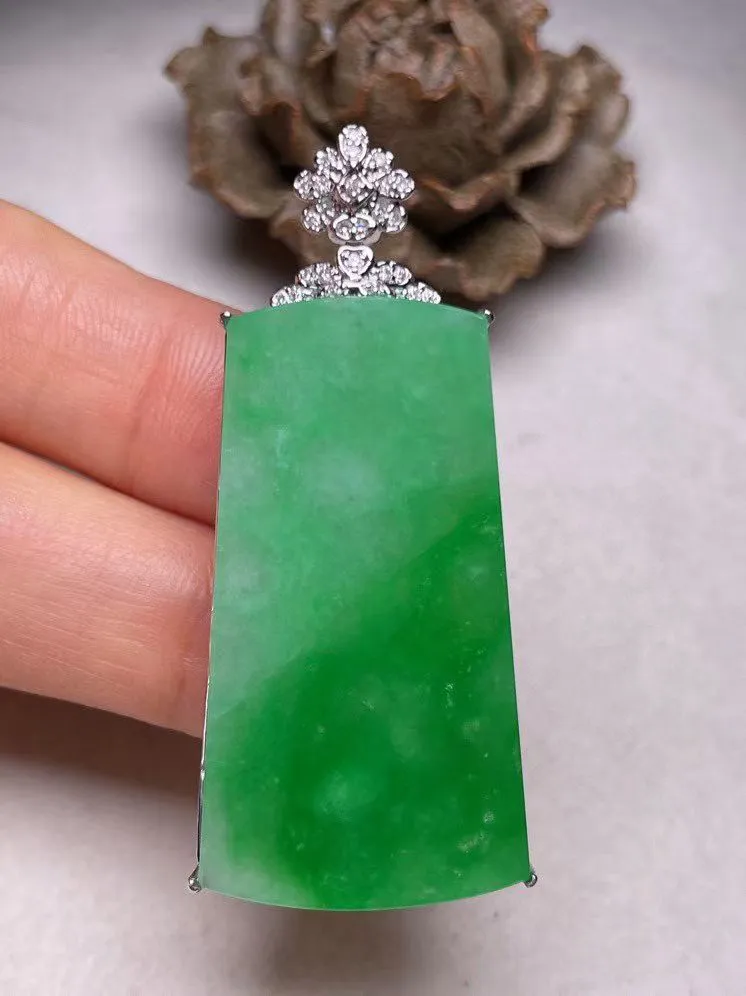 冰种阳绿平安无事牌吊坠、真金真钻镶嵌，种水好，玉质细腻 .裸石尺寸 38.5*20.6