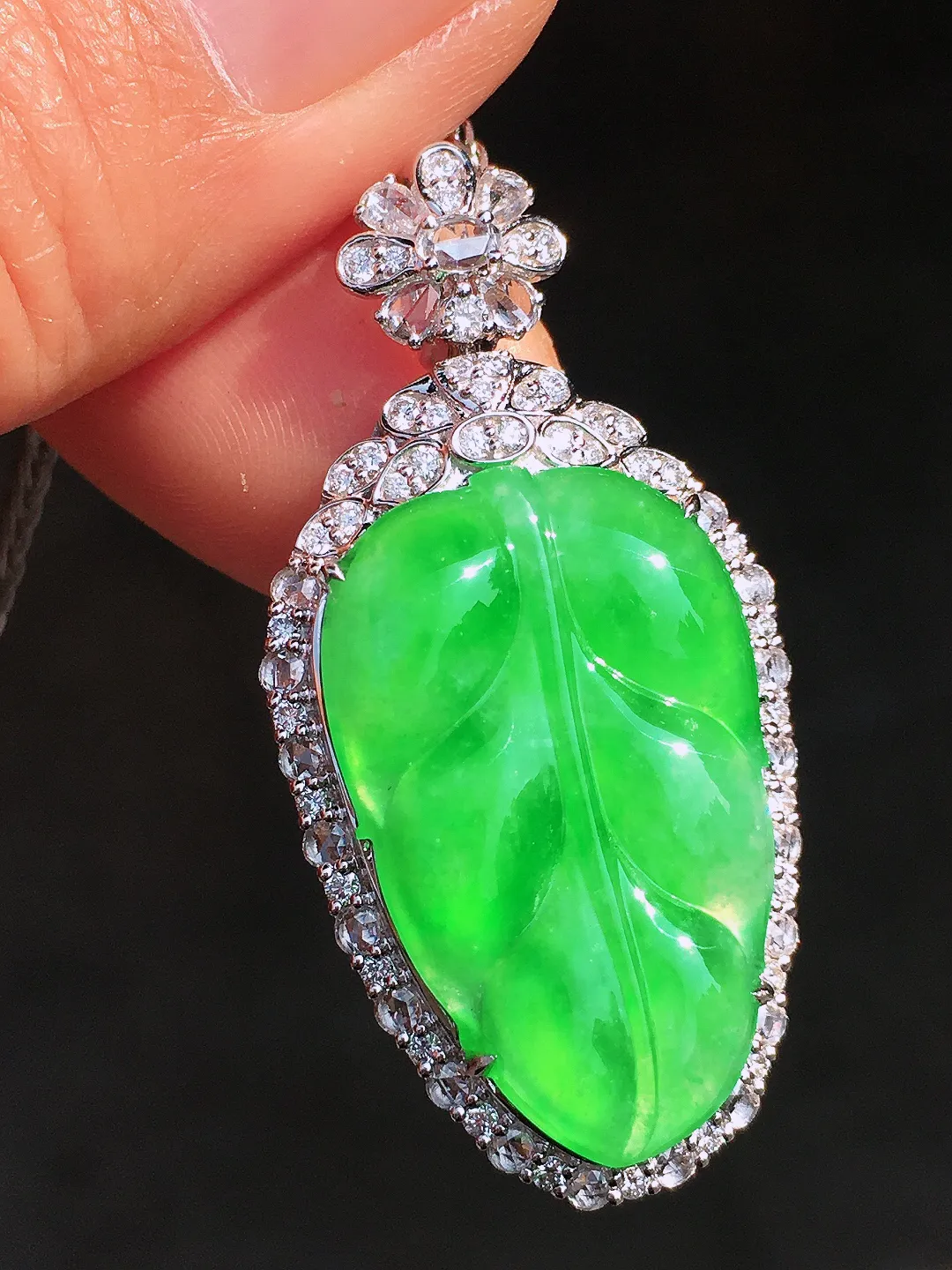 阳绿玉叶吊坠，色泽均匀艳丽，玉质细腻，荧光感超
强，饱满圆润，尽显优雅气质，18k
金豪华镶嵌