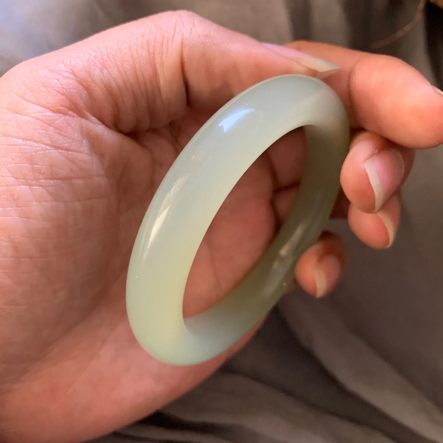 55.3圈口和田玉且清水色猫眼手镯【挽间柔情】，冰透十足，和田玉55圈口晴水猫眼手镯，镯型古朴典雅。