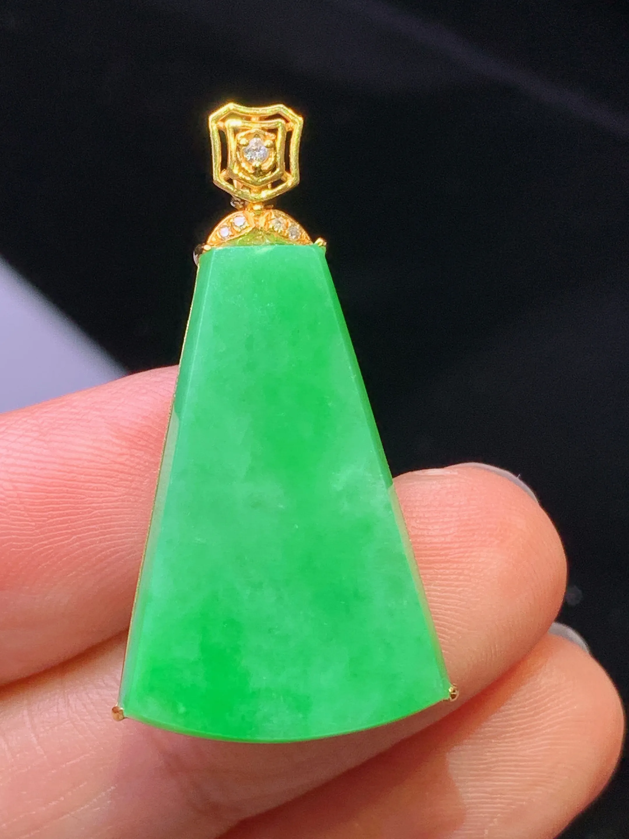 18金钻镶嵌翠绿无事牌吊坠 玉质细腻 色泽清新艳丽 整体尺寸34.3*16.6*6