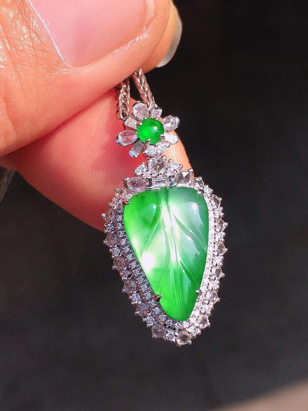 飘绿玉叶吊坠，色泽艳丽，玉质细腻，荧光感超
强，饱满圆润，尽显优雅气质，18k
金豪华镶嵌