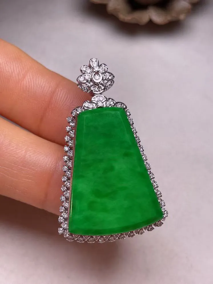 冰糯种辣色平安无事牌吊坠、真金真钻镶嵌，种水好，玉质细腻 .裸石尺寸  25.8*19.7