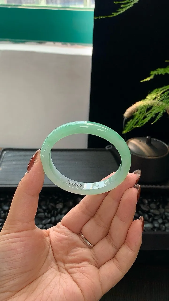 「甜果绿贵妃镯