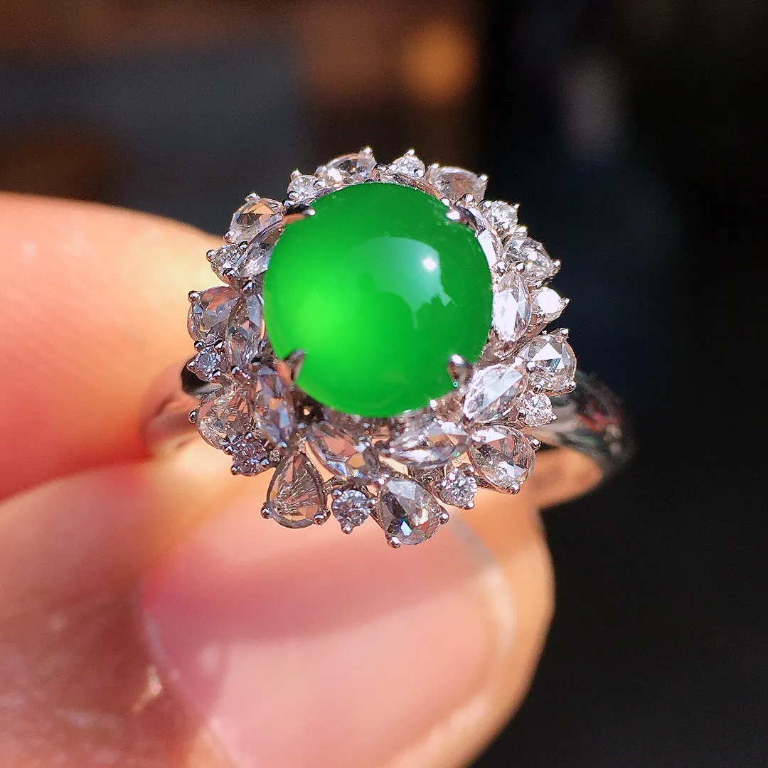 阳绿蛋面戒指，色泽均匀艳丽，玉质细腻，荧光感超
强，饱满圆润，尽显优雅气质，18k
金豪华镶嵌