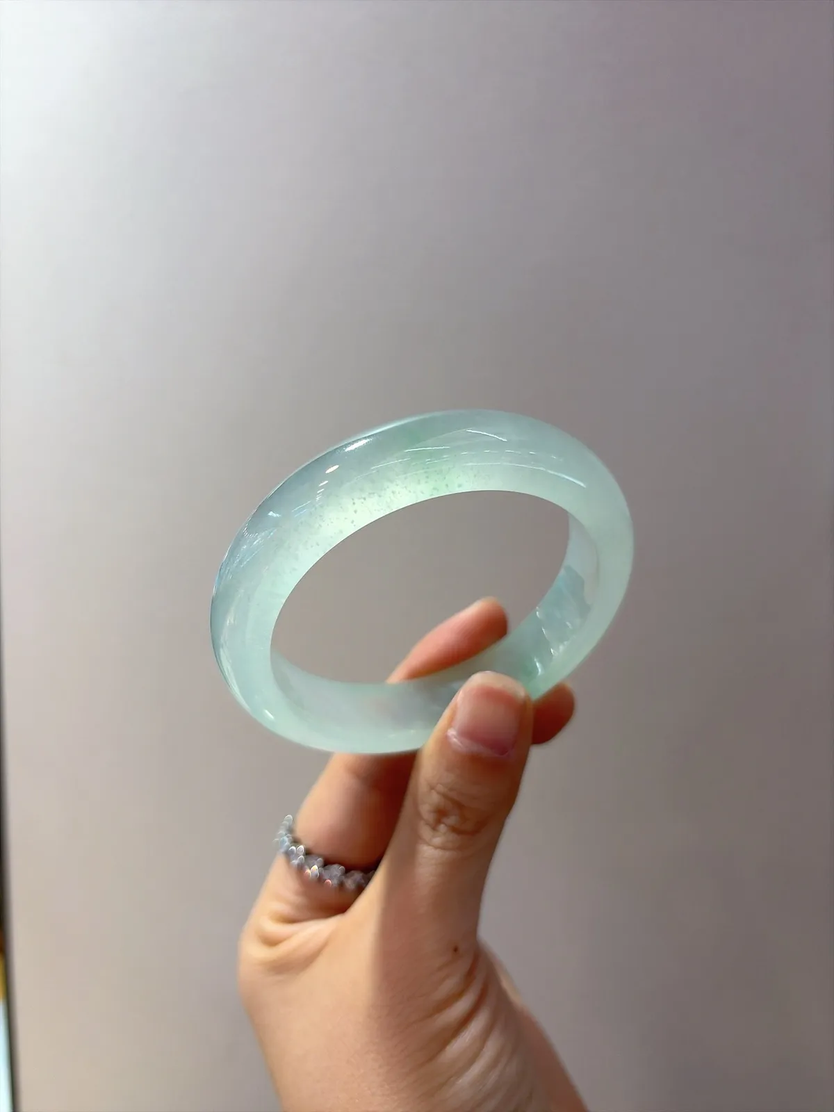 ｜54圈口
【冰晴金丝绿·木纳雪花棉】
“冰晴凝光，金丝绕腕，雪花棉落满诗意”​​
——种老起光，意境拉满️
规格【54.1/13.5/8.3】