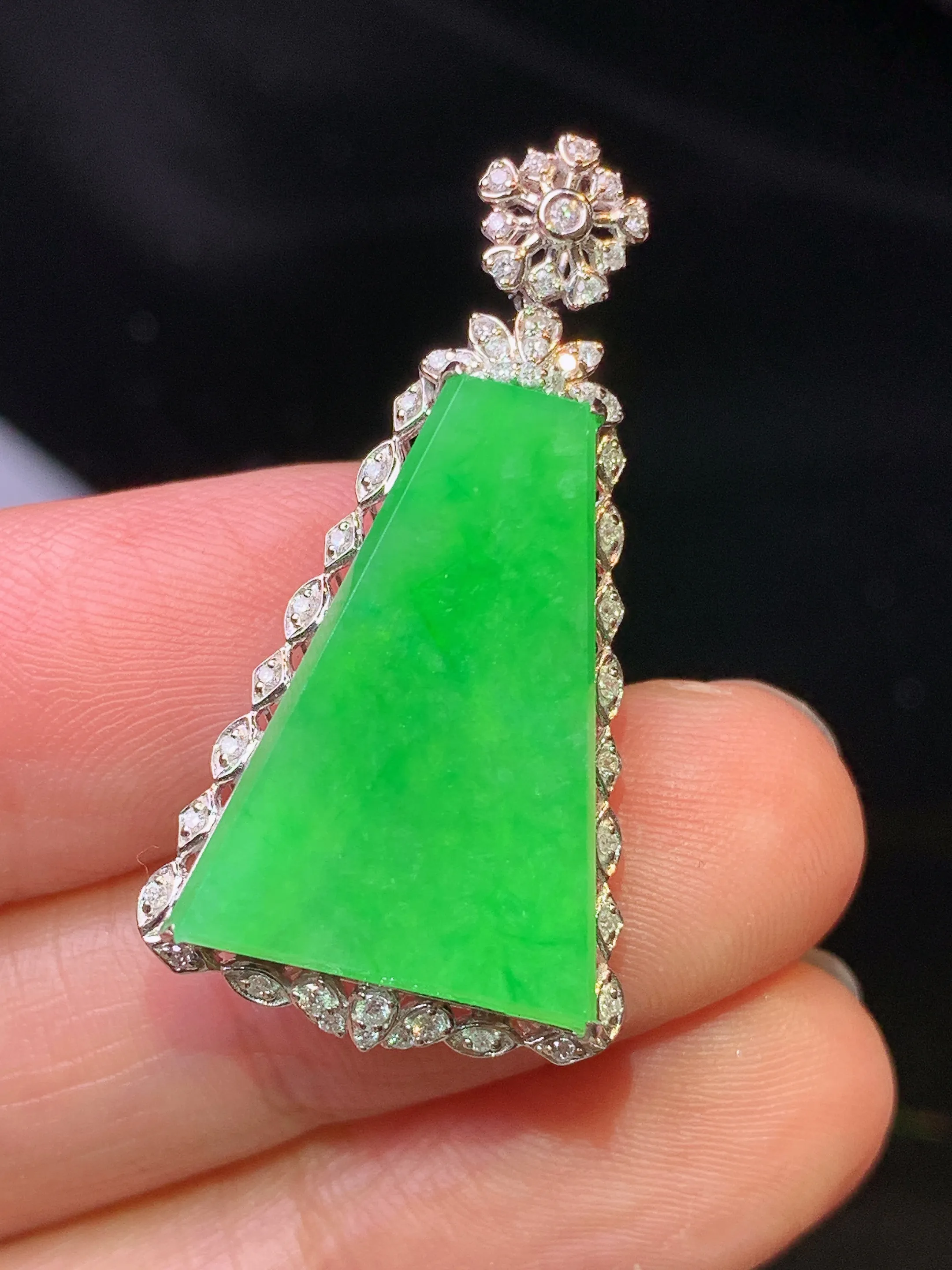 18金钻镶嵌翠绿无事牌吊坠 玉质细腻 色泽清新艳丽 整体尺寸33.5*17.5*7.2