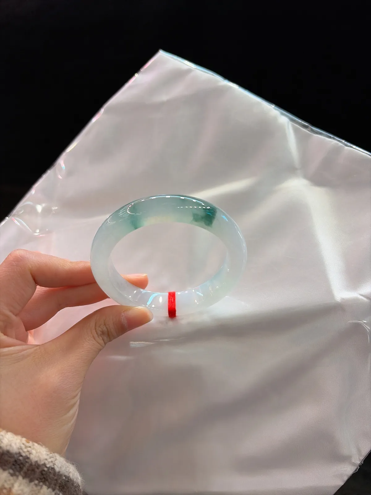 🧃｜56圈口
【冰飘花·清润光感】
“冰底凝清露，花影漫腕间，一抹清光，揉碎满手温柔”​​
——清润