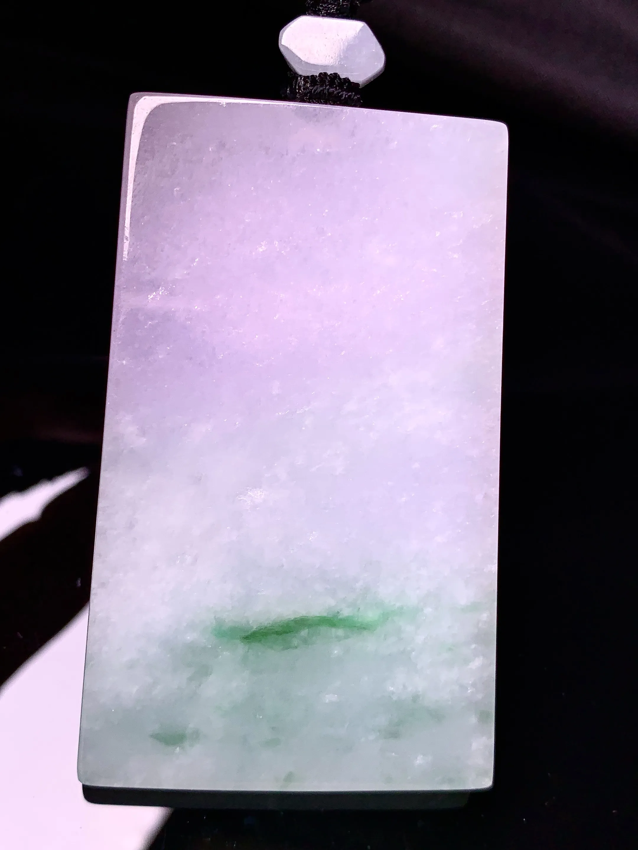 淡紫罗兰飘绿无事牌吊坠 玉质细腻 色泽清新艳丽 整体尺寸62*37.8*6.2