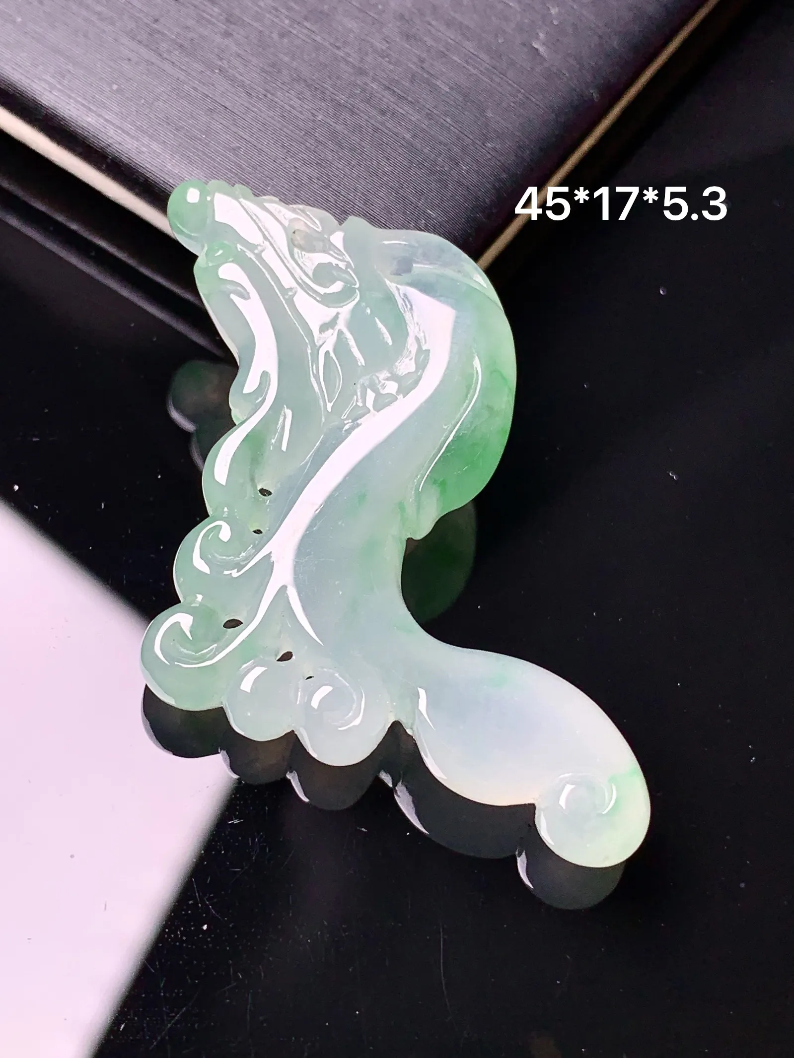 飘绿生肖龙吊坠 玉质细腻 色泽清新艳丽 整体尺寸45*17*5.3