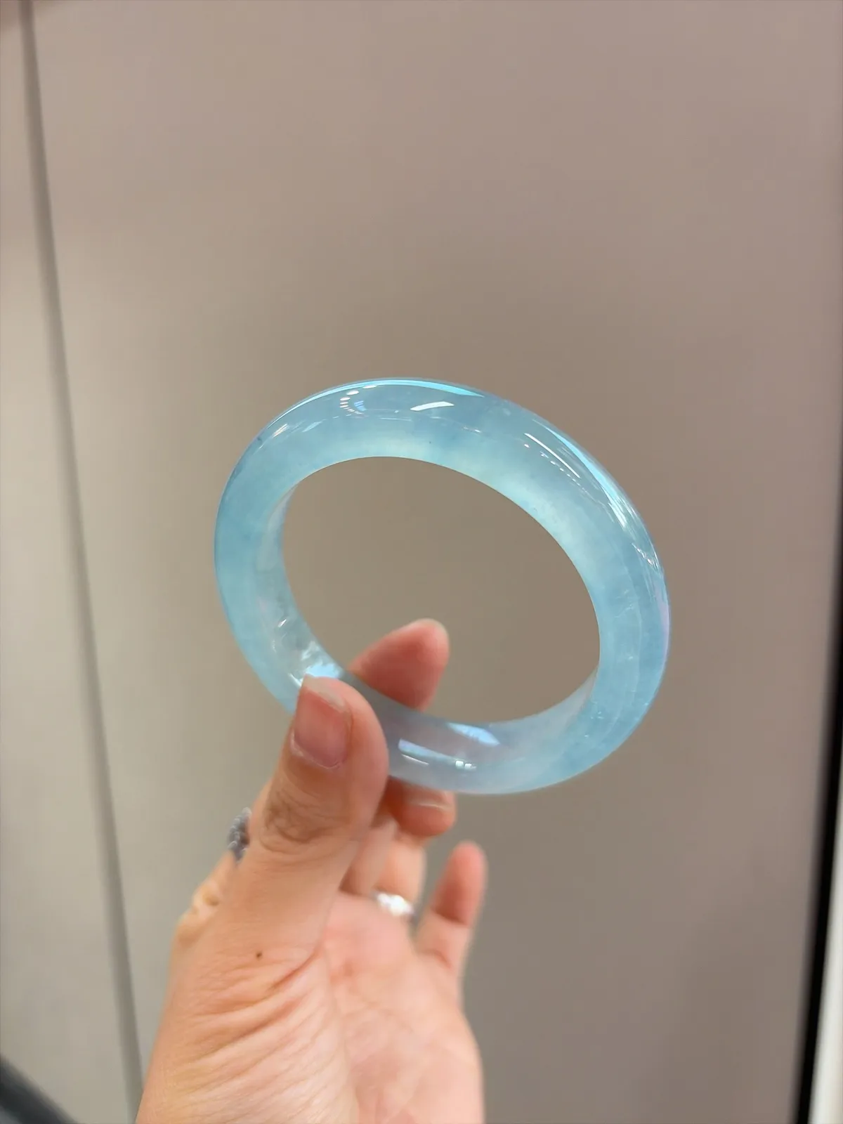 ｜54圈口
【冰蓝块·寒光沁骨】
“冰蓝沁水无痕，寒光似漆映腕间”​​
——入水难寻，一眼惊艳
规格【54.7/12.1/9.3】